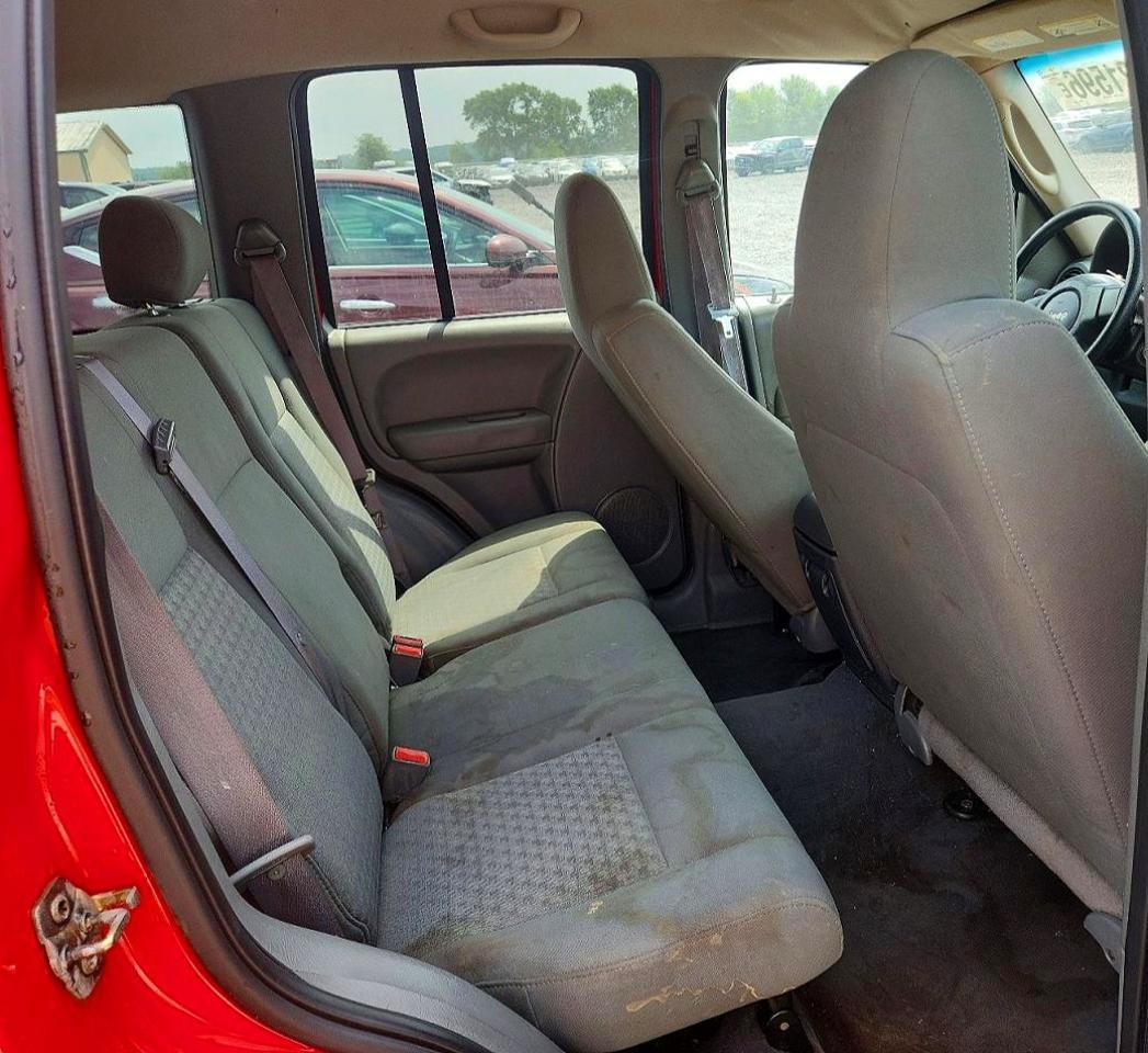 2005 Jeep Liberty Sport Red vin: 1J4GL48K85W572886