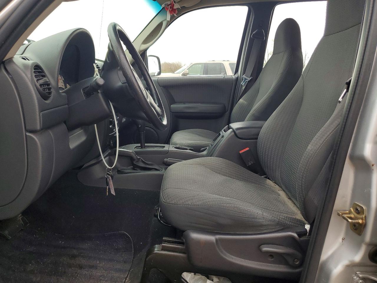 2002 Jeep Liberty Sport Silver vin: 1J4GL48K92W343628