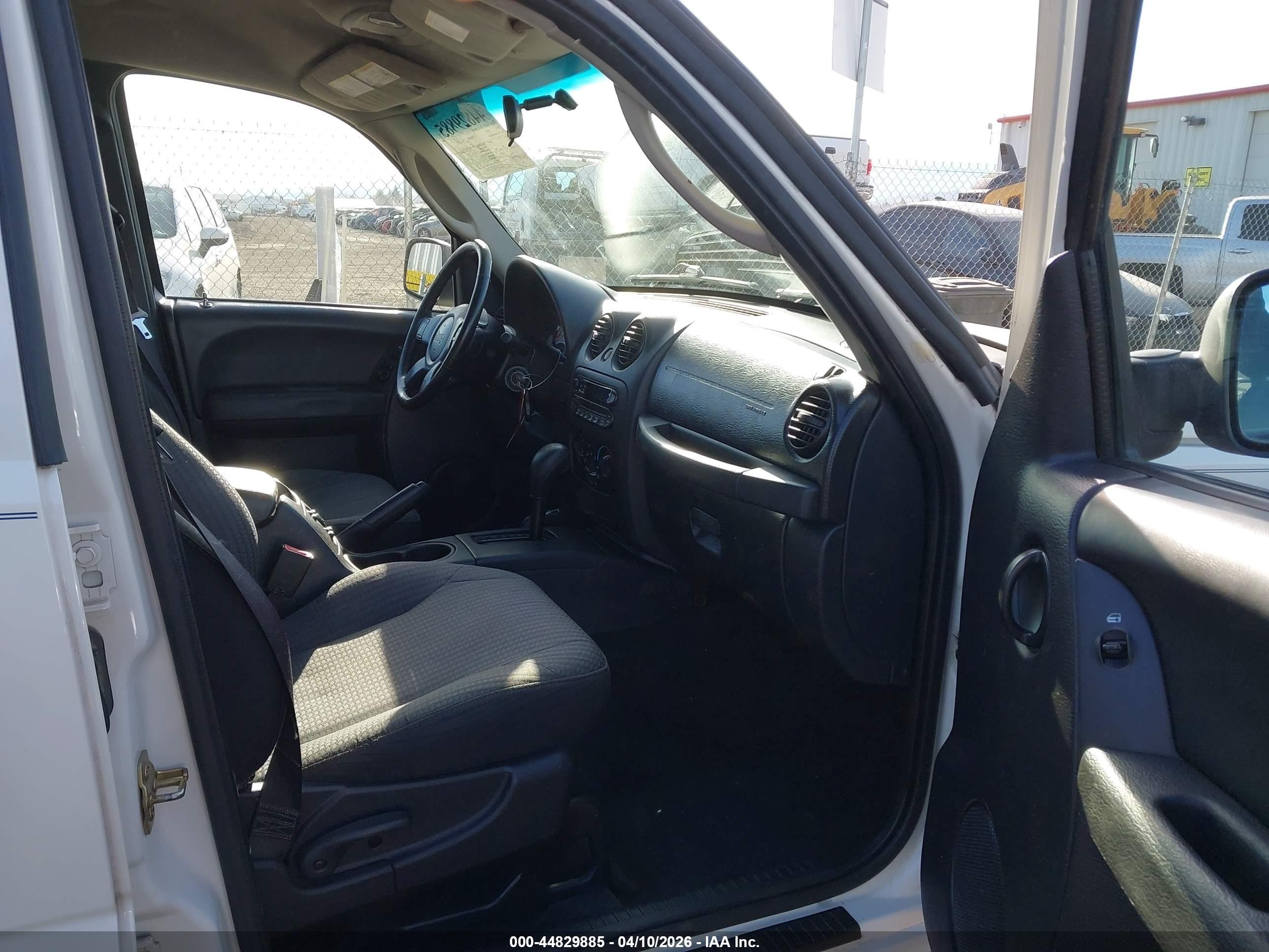 2004 Jeep Liberty Sport White vin: 1J4GL48K94W202402