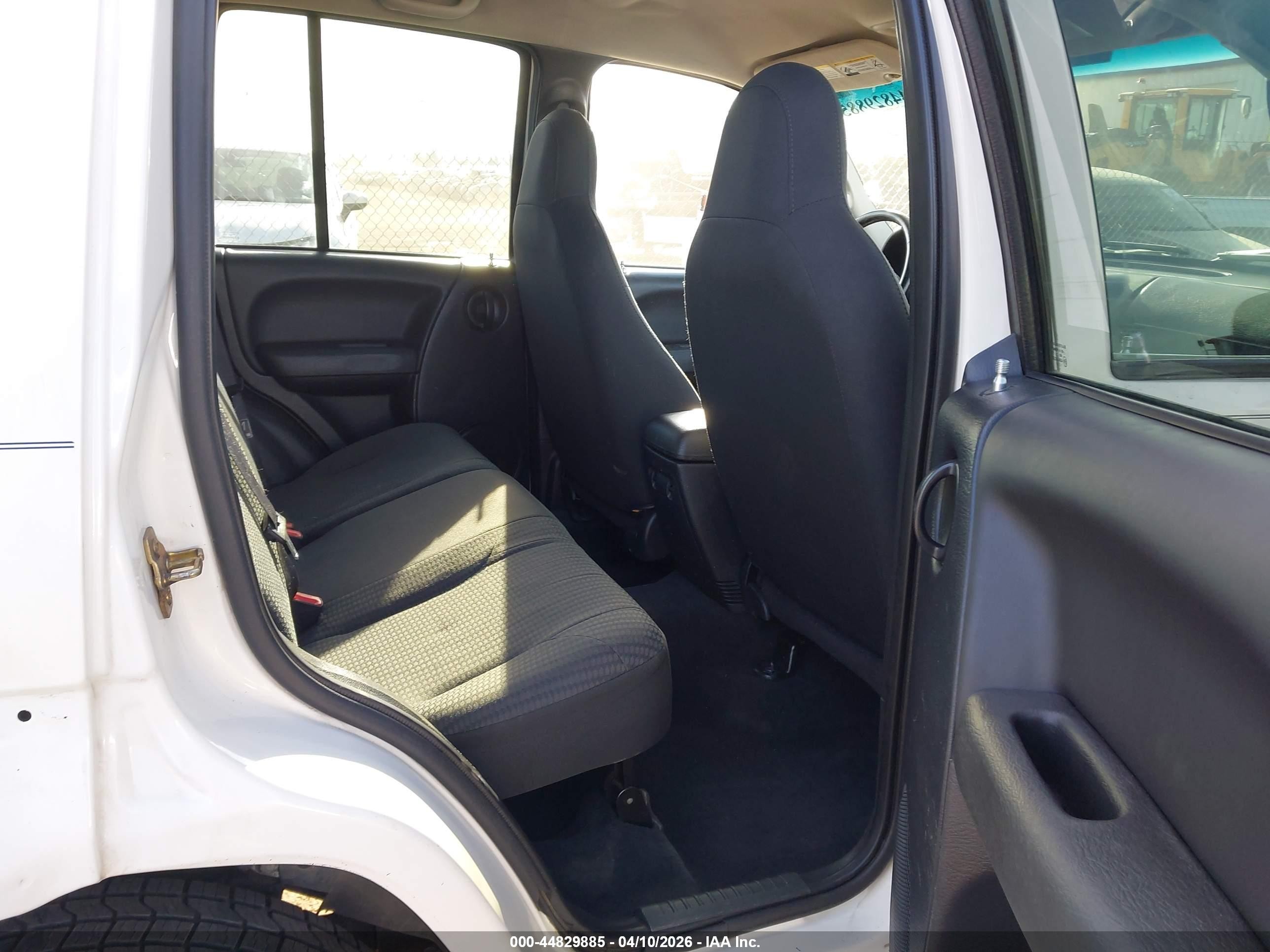 2004 Jeep Liberty Sport White vin: 1J4GL48K94W202402