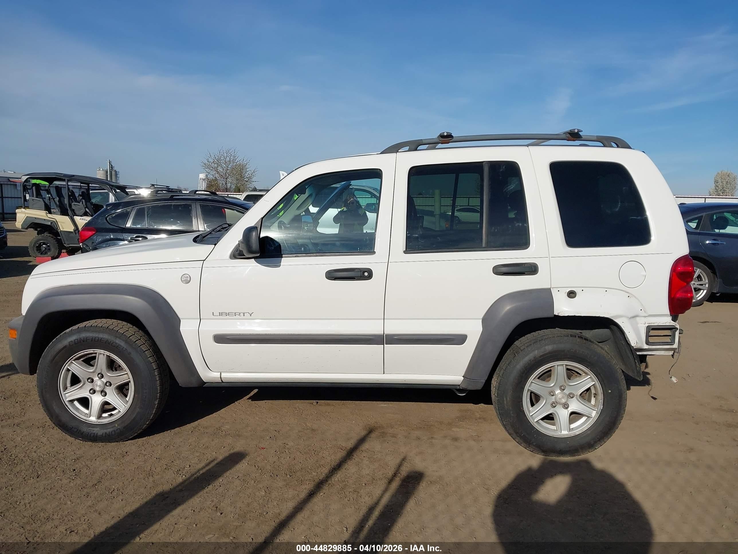 2004 Jeep Liberty Sport White vin: 1J4GL48K94W202402