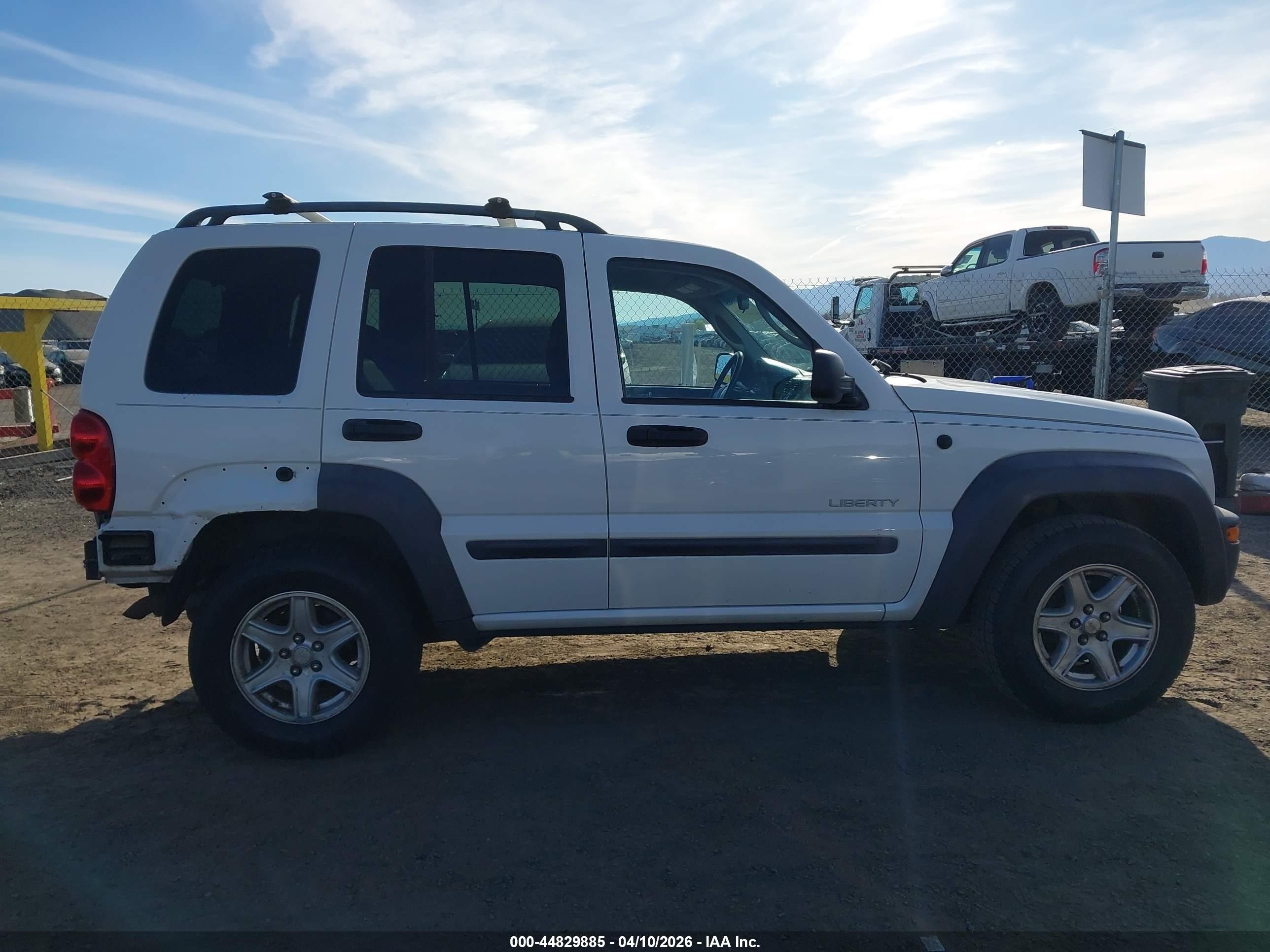 2004 Jeep Liberty Sport White vin: 1J4GL48K94W202402