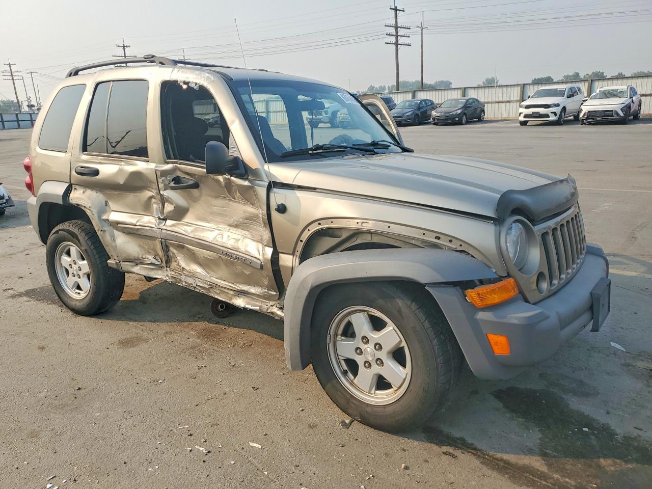 2005 Jeep Liberty Sport Золотой vin: 1J4GL48K95W677419