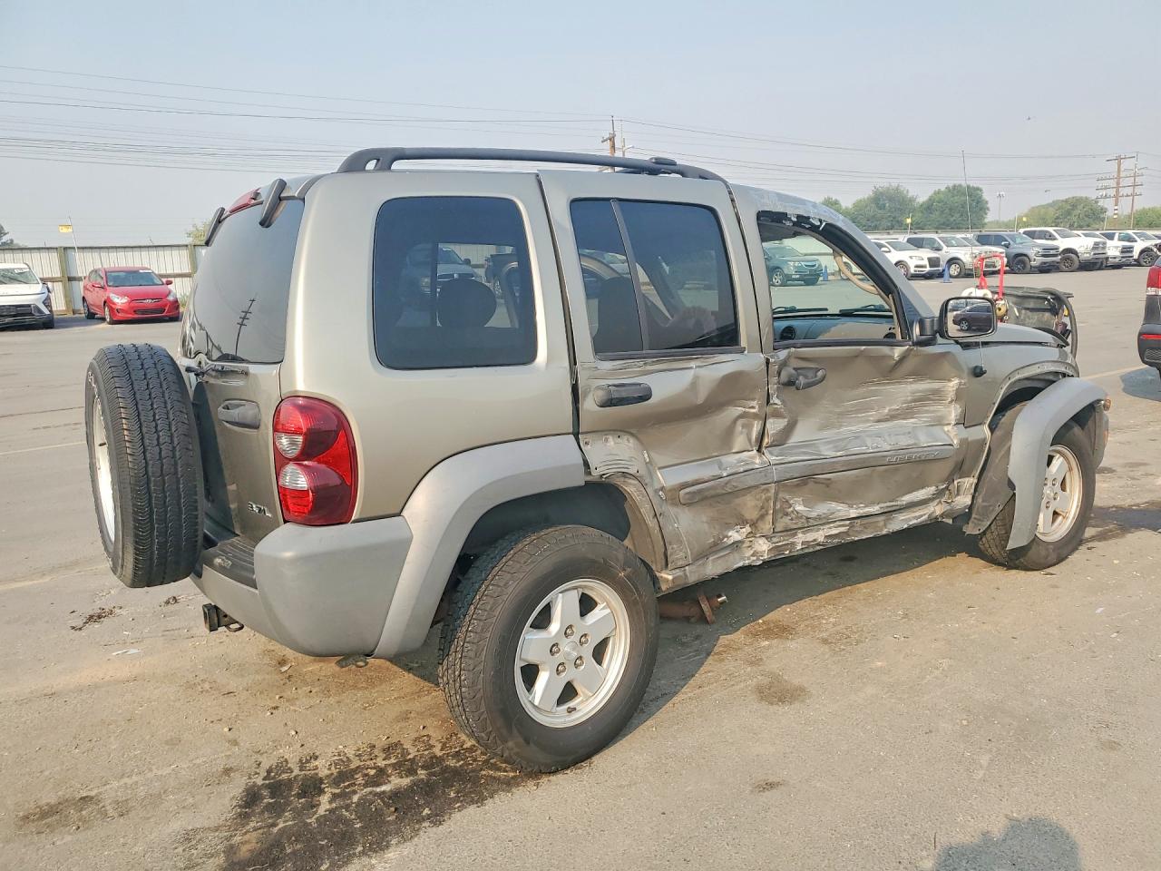 2005 Jeep Liberty Sport Золотой vin: 1J4GL48K95W677419