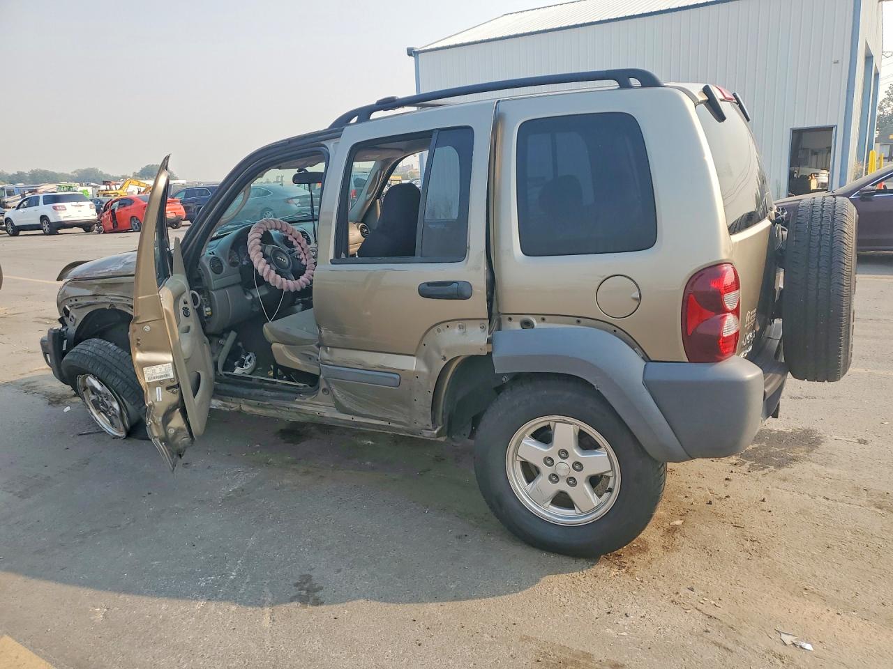 2005 Jeep Liberty Sport Золотой vin: 1J4GL48K95W677419