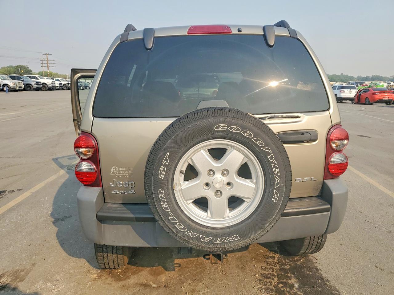 2005 Jeep Liberty Sport Золотой vin: 1J4GL48K95W677419