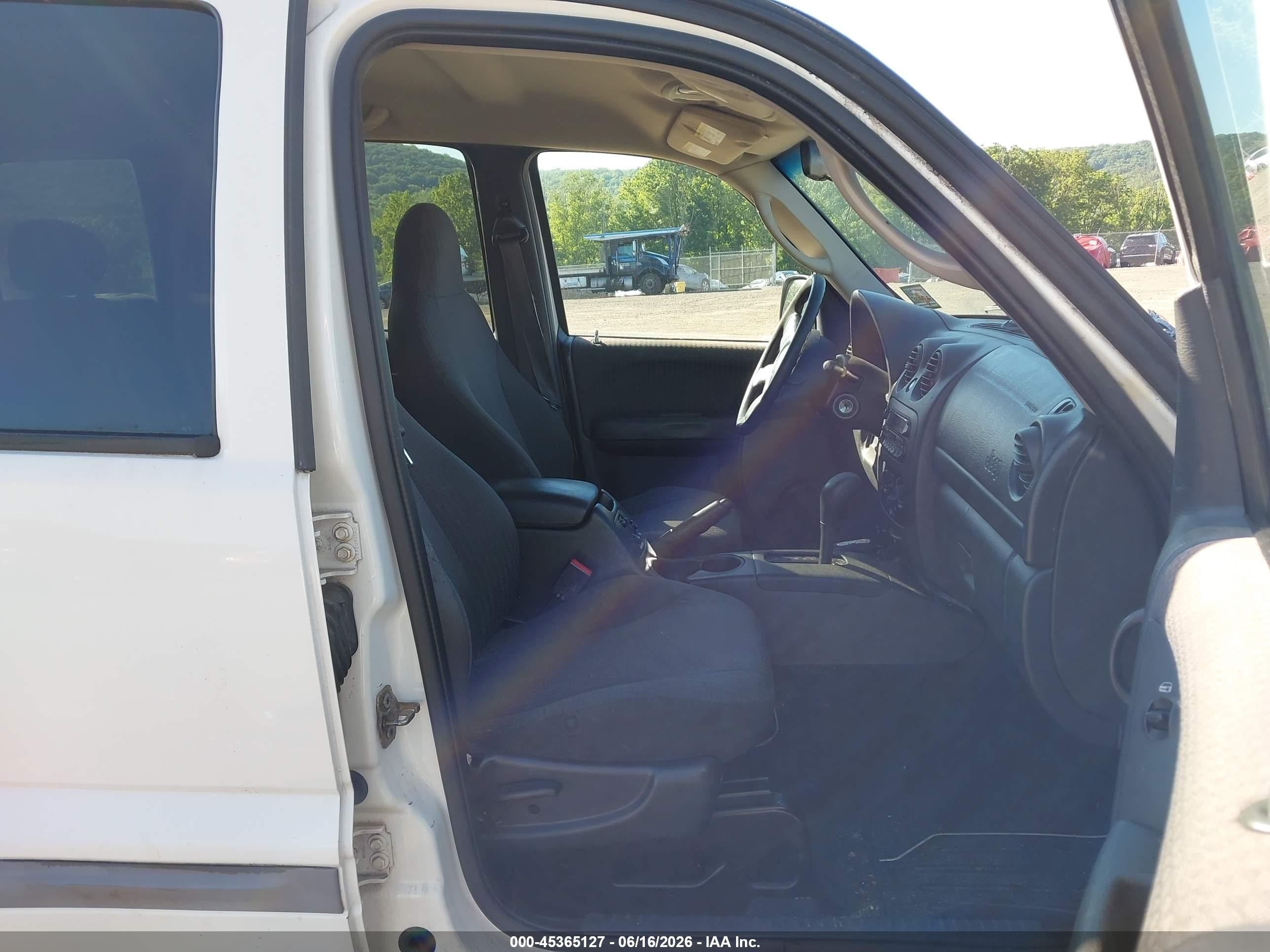 2002 Jeep Liberty Sport White vin: 1J4GL48KX2W183355