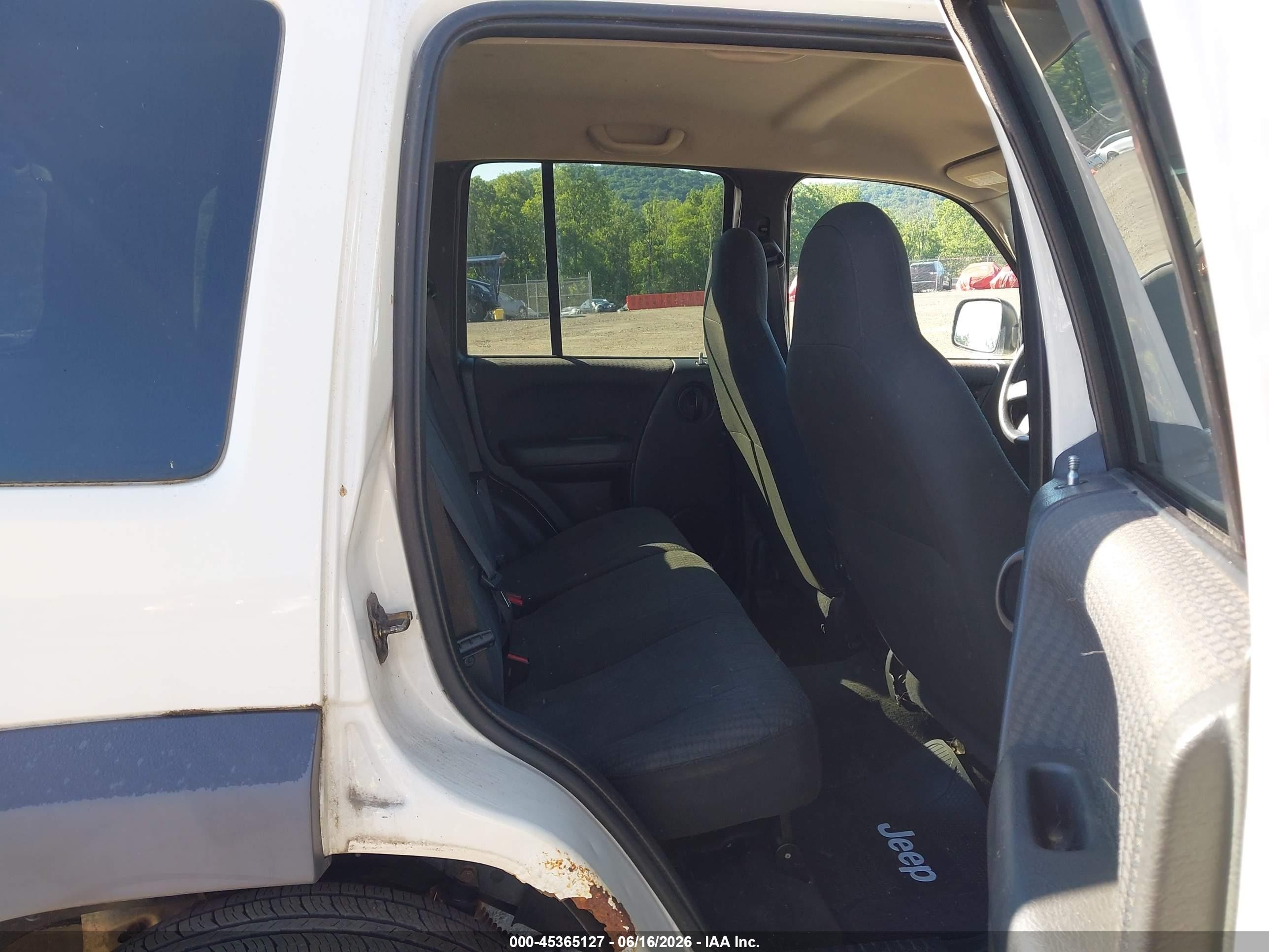 2002 Jeep Liberty Sport White vin: 1J4GL48KX2W183355