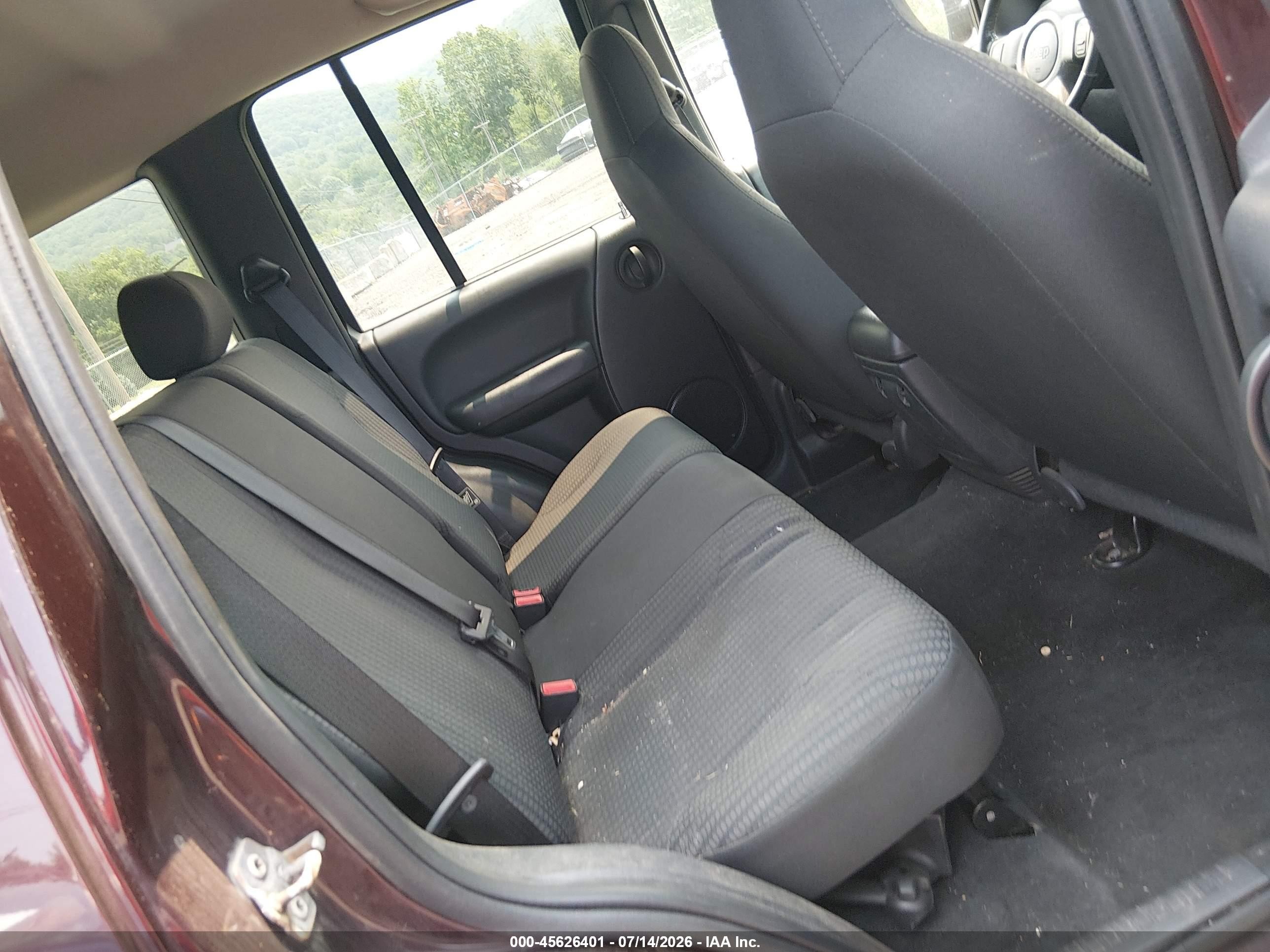 2004 Jeep Liberty Sport Red vin: 1J4GL48KX4W159687