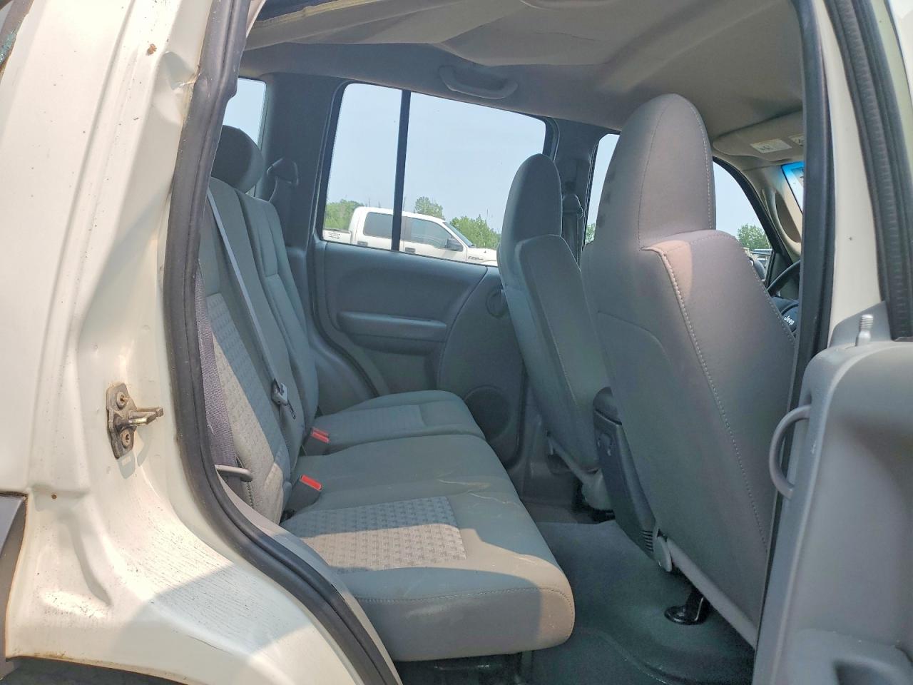 2005 Jeep Liberty Sport White vin: 1J4GL48KX5W690034