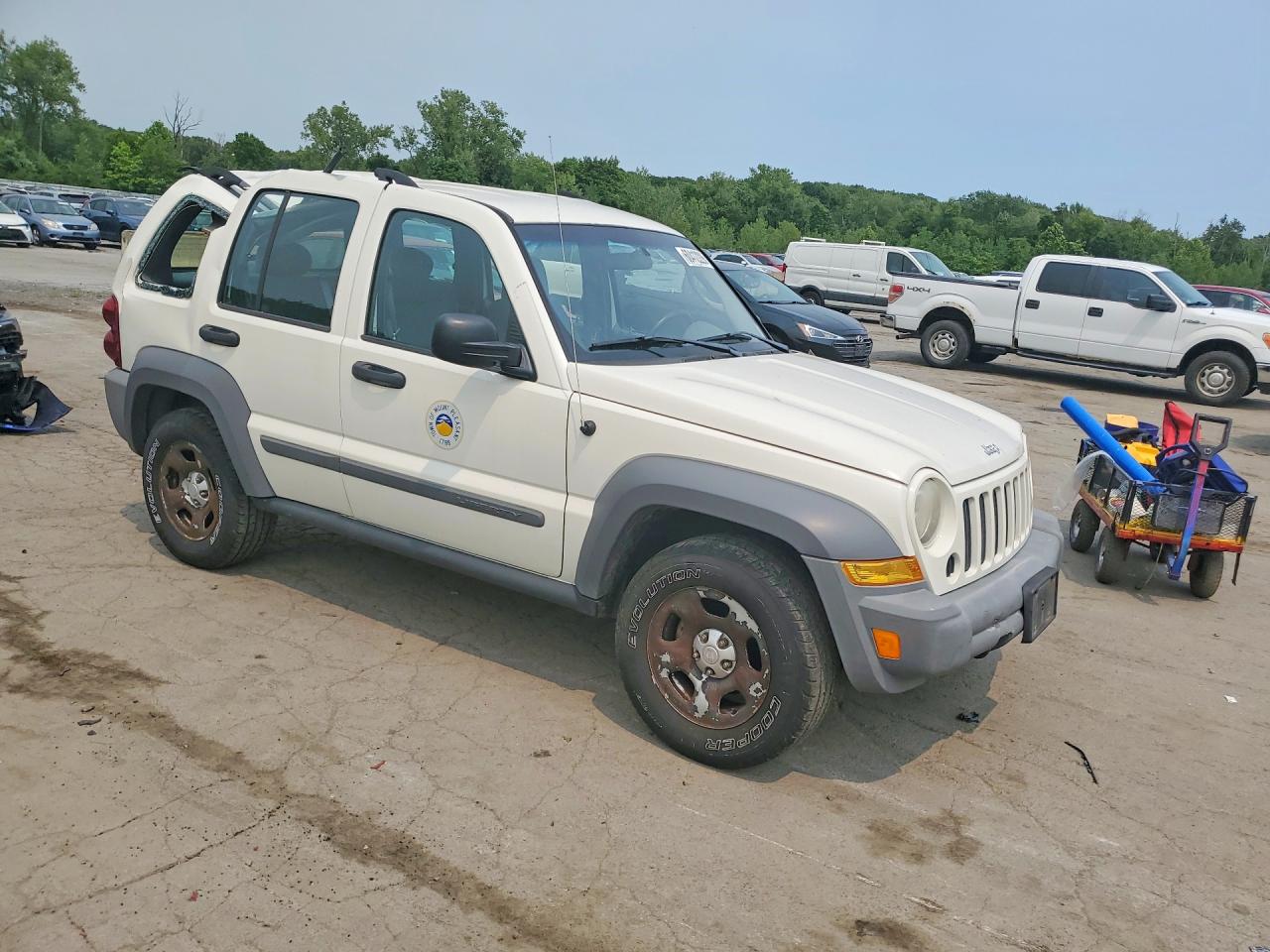 2005 Jeep Liberty Sport White vin: 1J4GL48KX5W690034