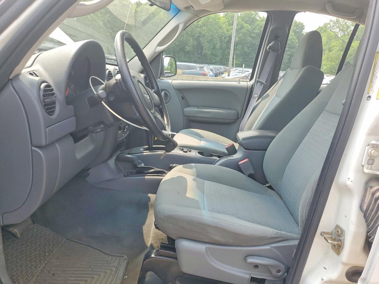 2005 Jeep Liberty Sport White vin: 1J4GL48KX5W690034