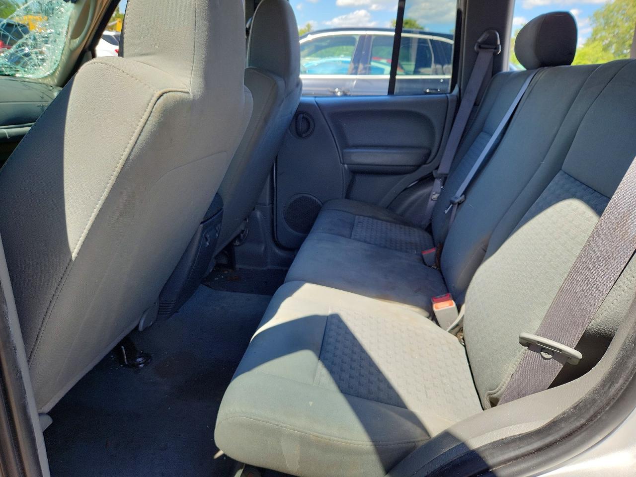 2006 Jeep Liberty Sport Серебряный vin: 1J4GL48KX6W126532