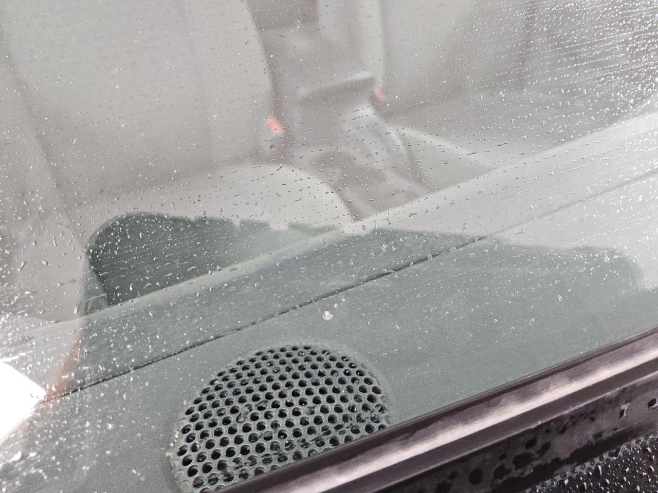 2007 Jeep Liberty Sport Серебряный vin: 1J4GL48KX7W543294 Damage: Windshield, Chipped, < 1/8 Inch