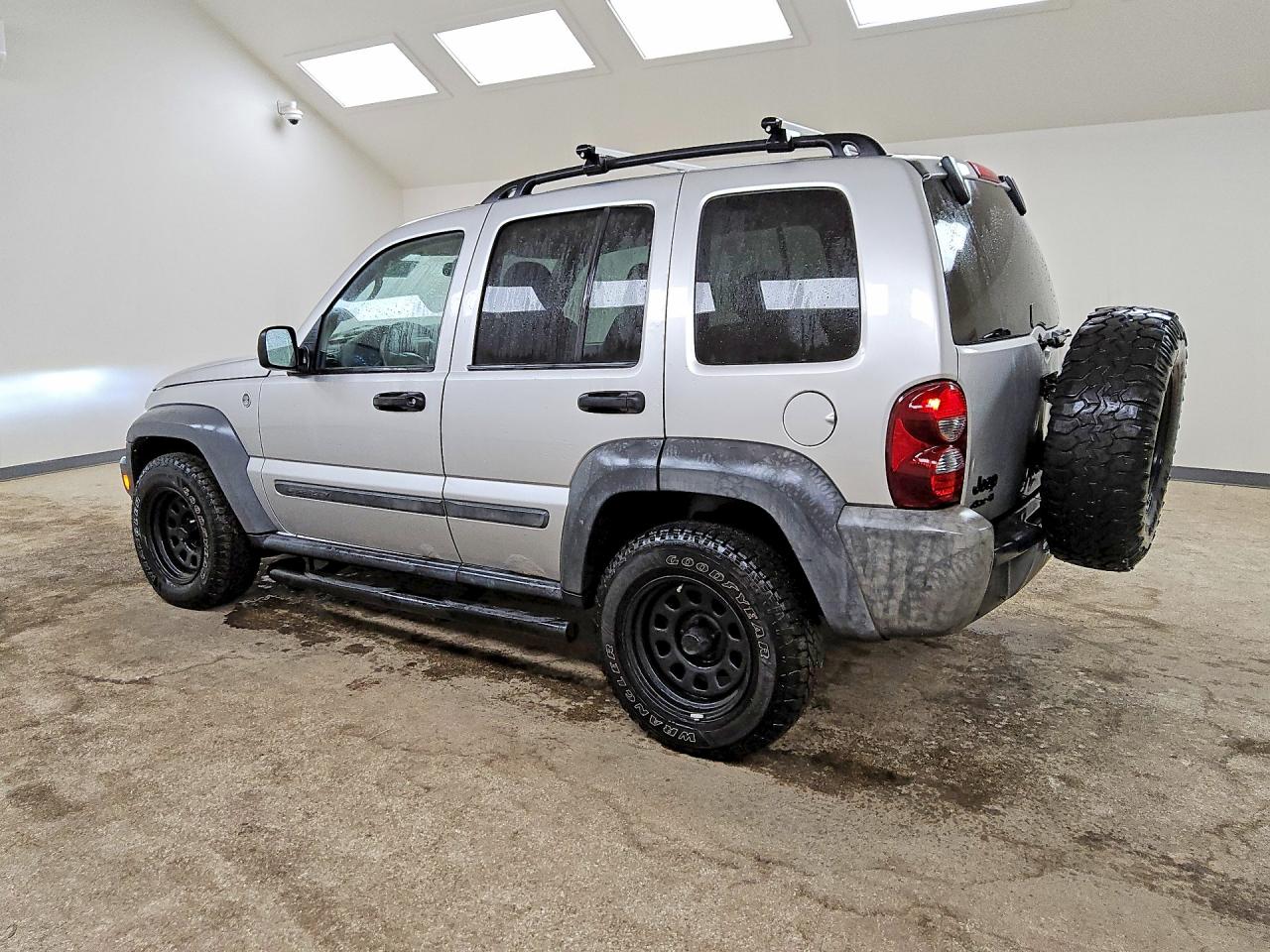 2007 Jeep Liberty Sport Серебряный vin: 1J4GL48KX7W543294