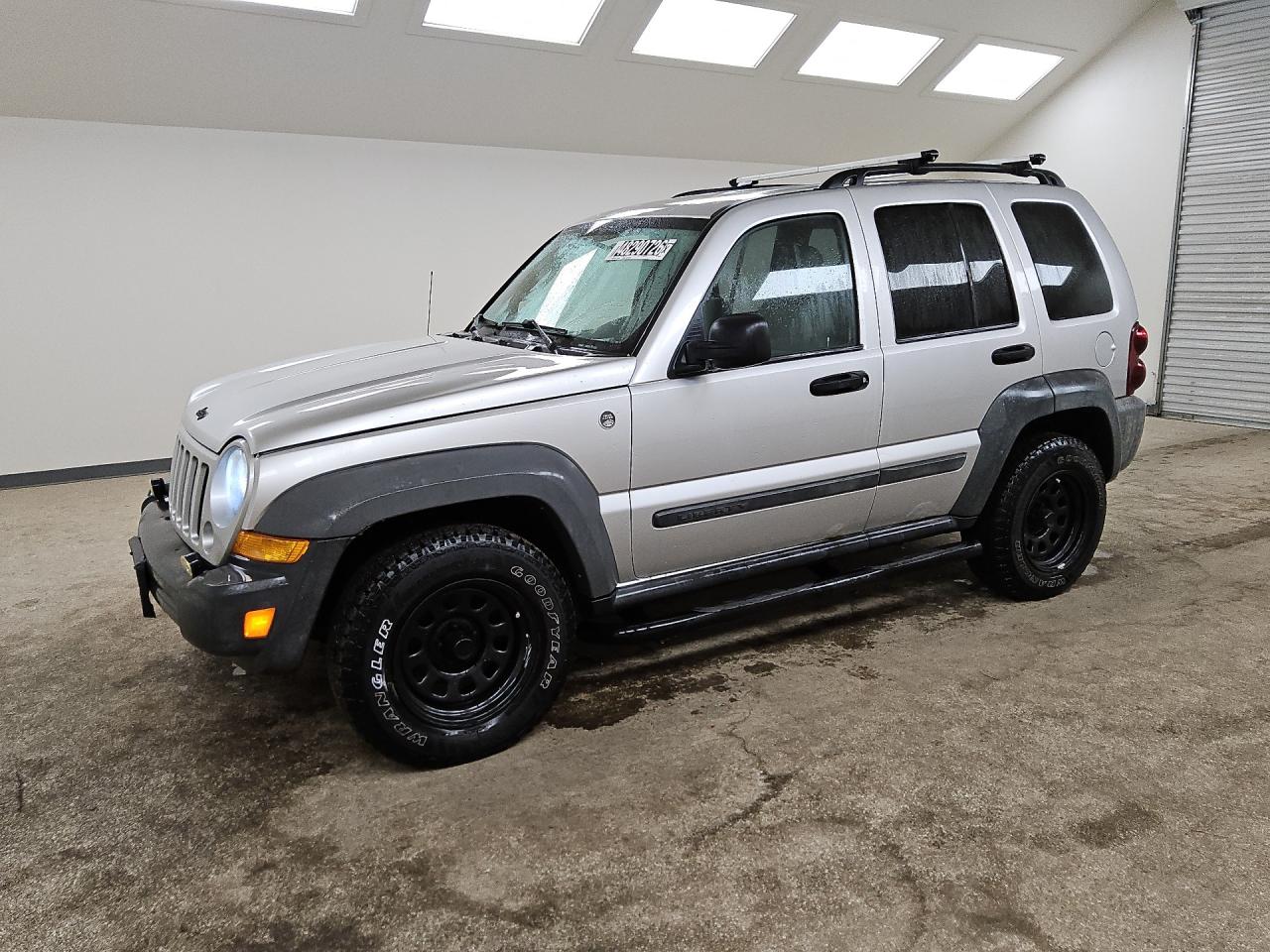 2007 Jeep Liberty Sport Серебряный vin: 1J4GL48KX7W543294 Damage: Left Front Tire, Worn, Replacement Required