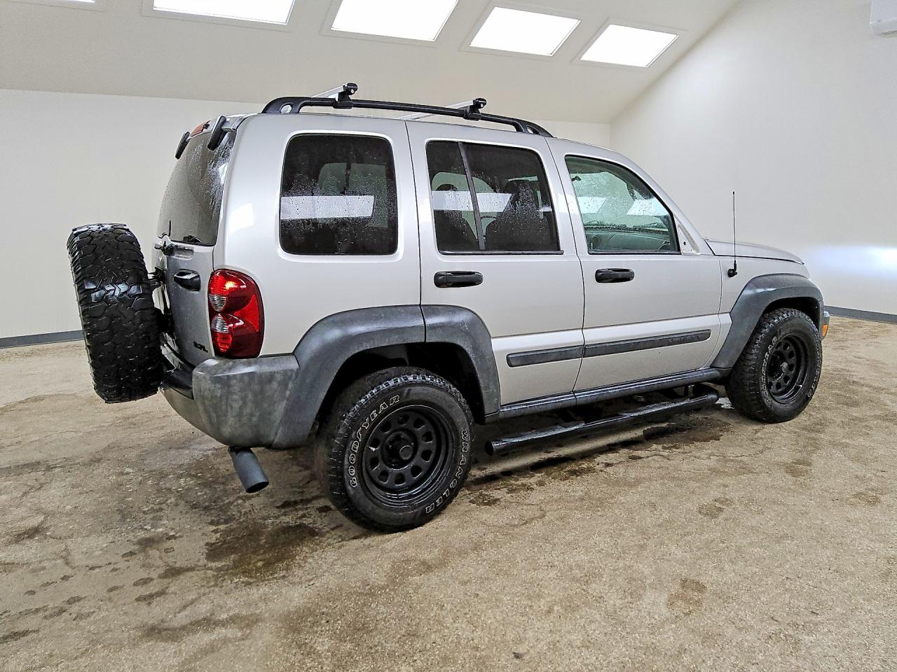 2007 Jeep Liberty Sport Серебряный vin: 1J4GL48KX7W543294