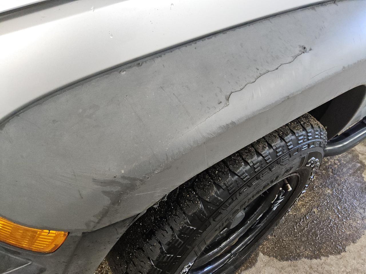 2007 Jeep Liberty Sport Серебряный vin: 1J4GL48KX7W543294 Damage: Left Front Fender, Cracked Paint, > 12 Inches