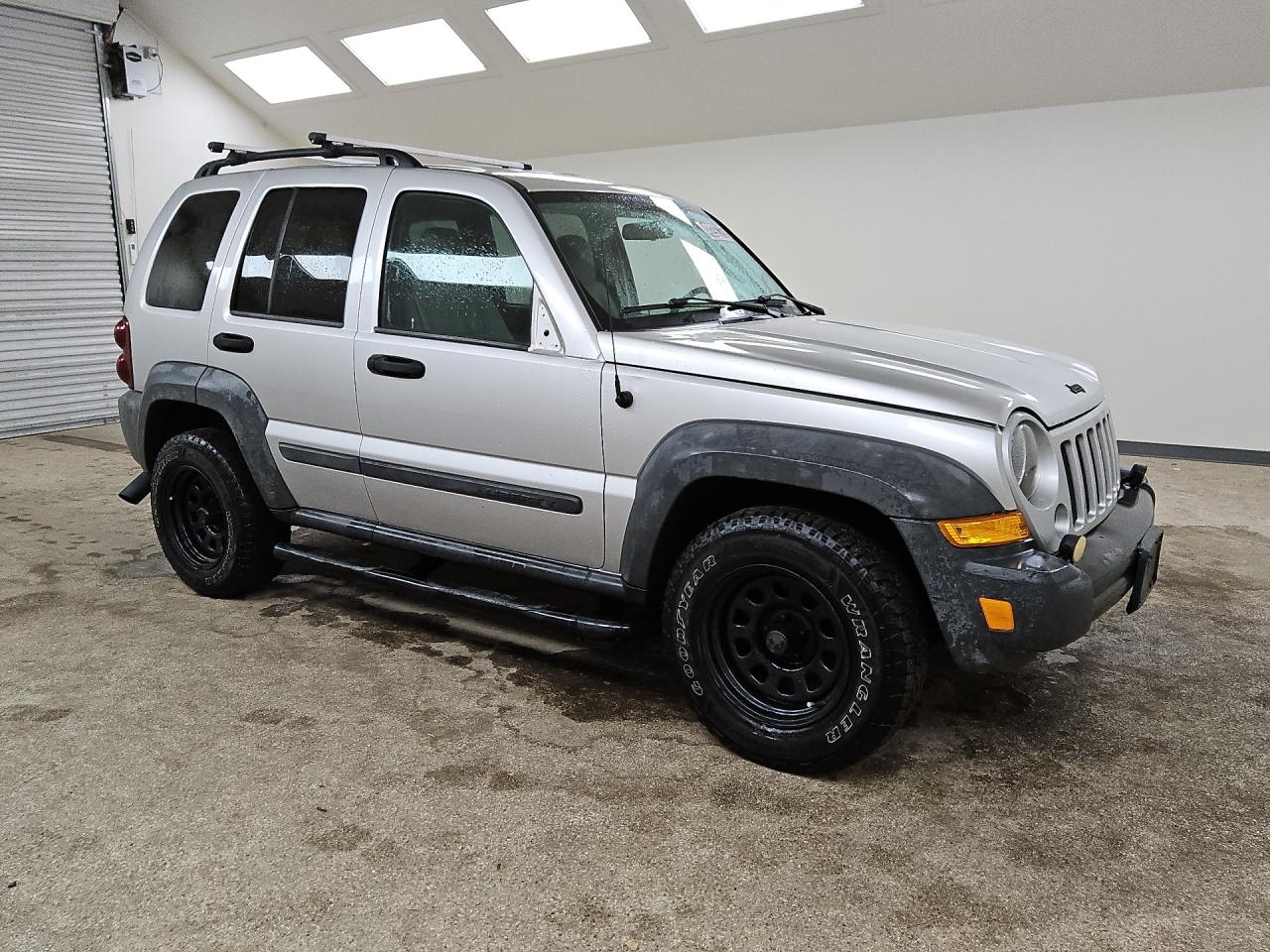 2007 Jeep Liberty Sport Серебряный vin: 1J4GL48KX7W543294 Damage: Right Front Tire, Worn, Replacement Required