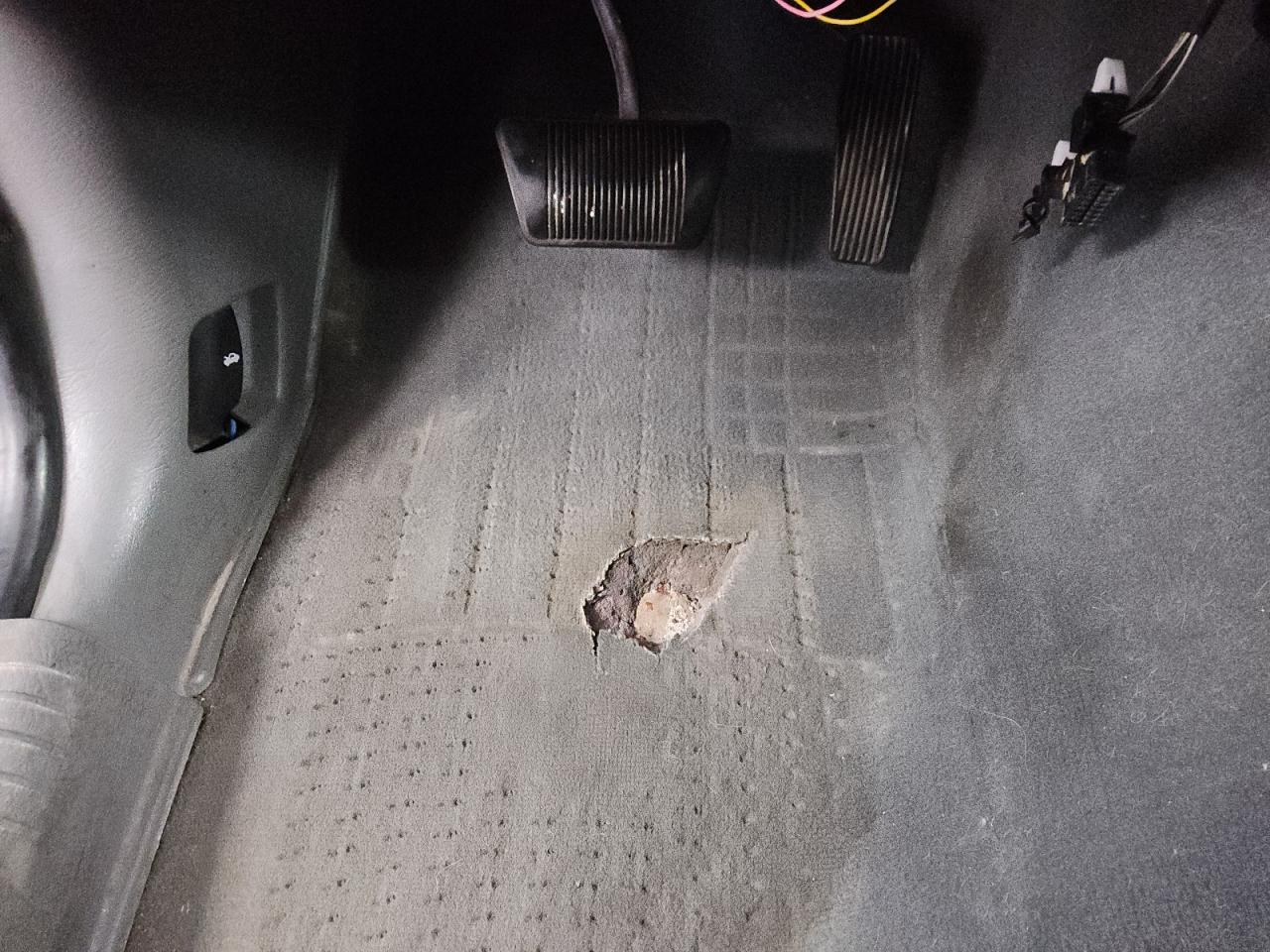 2007 Jeep Liberty Sport Серебряный vin: 1J4GL48KX7W543294 Damage: Left Front Carpet, Torn, 5 To 6 Inches