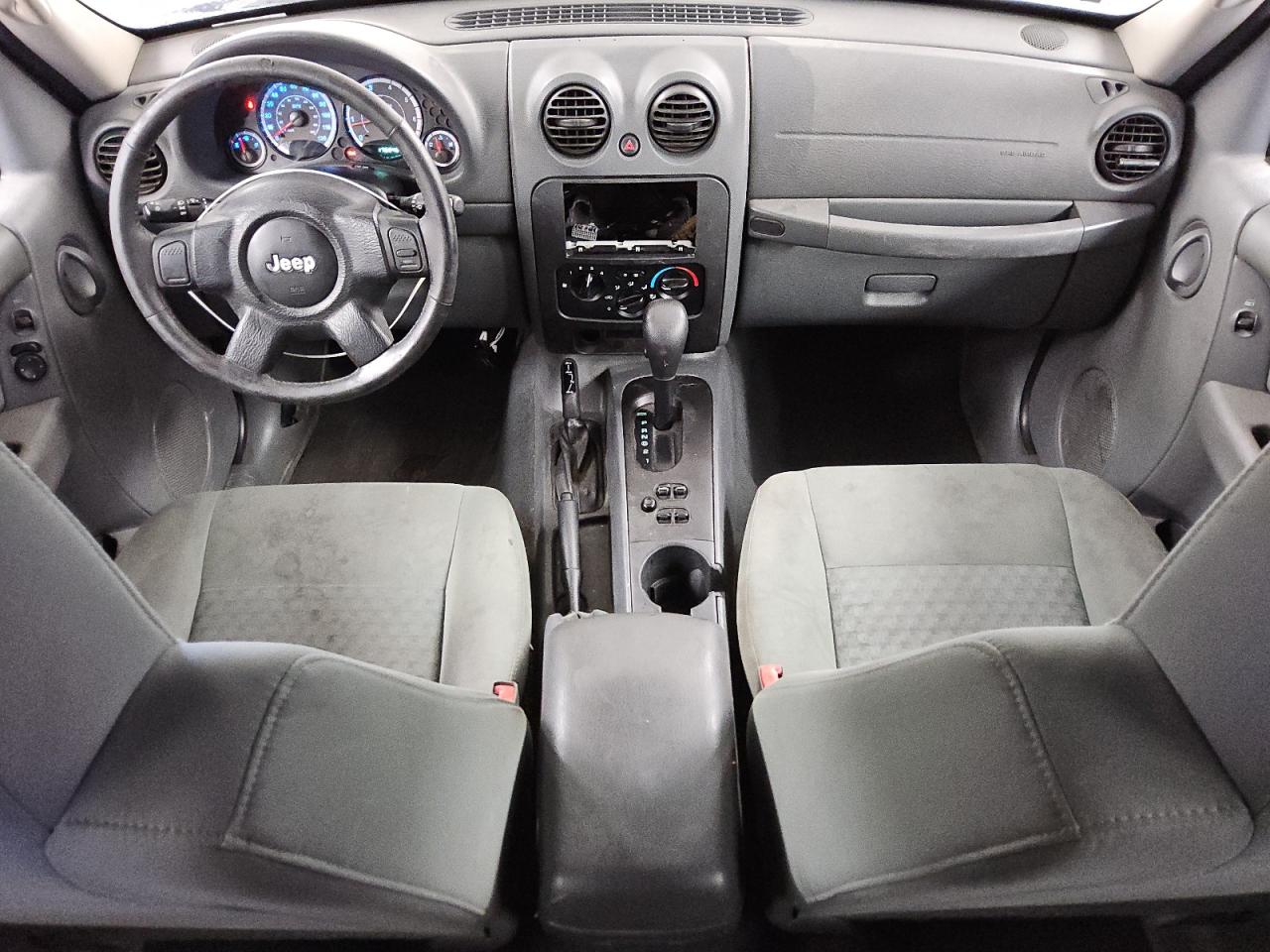 2007 Jeep Liberty Sport Серебряный vin: 1J4GL48KX7W543294 Damage: Radio, Missing, Replacement Required