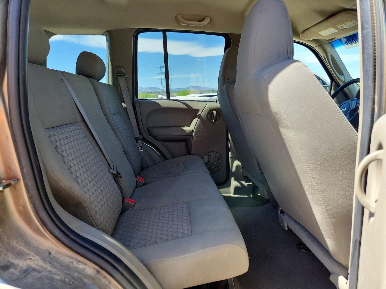 2007 Jeep Liberty Sport Gold vin: 1J4GL48KX7W717445