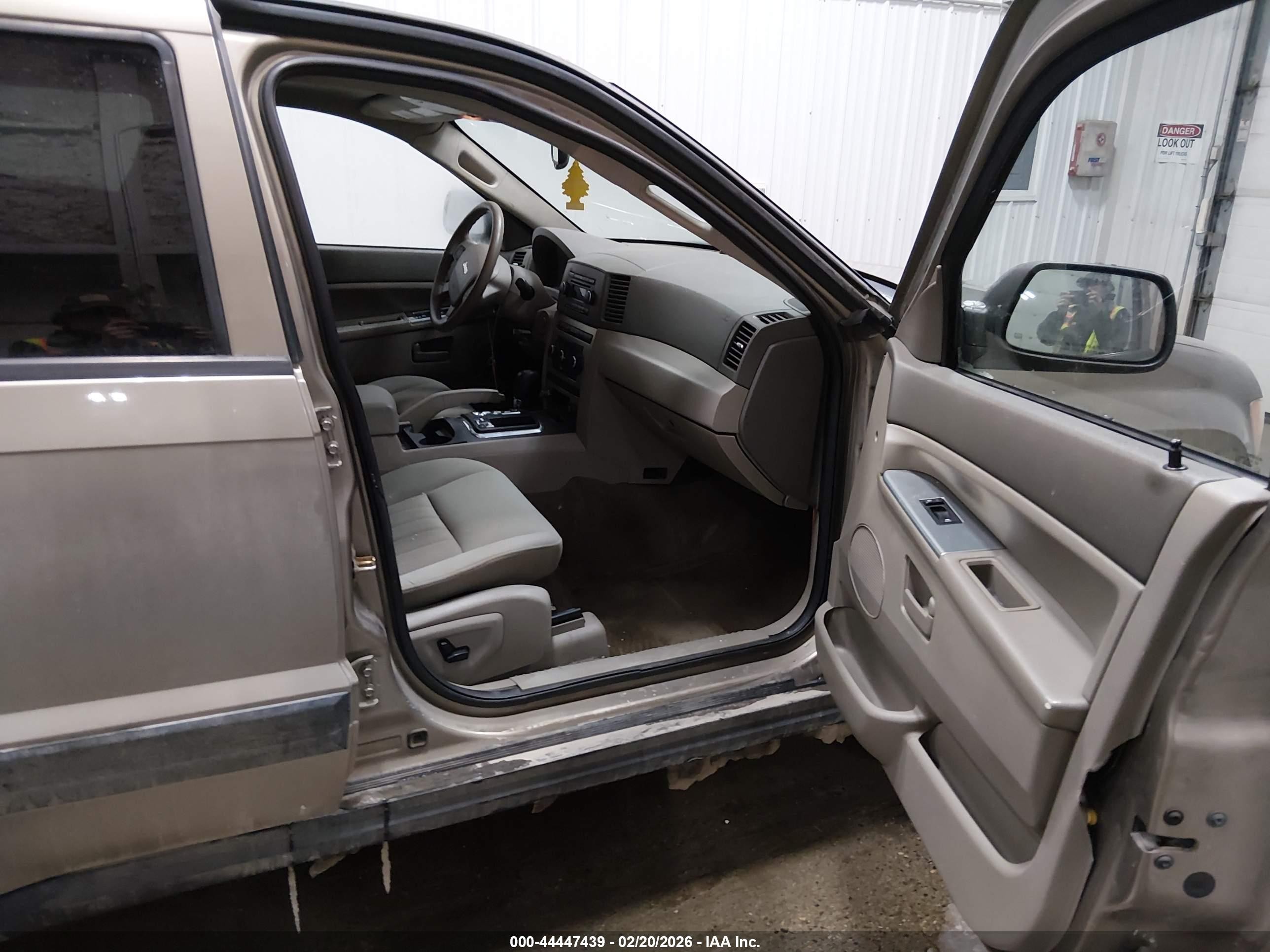 2005 Jeep Grand Cherokee Laredo Tan vin: 1J4GR48K15C707299