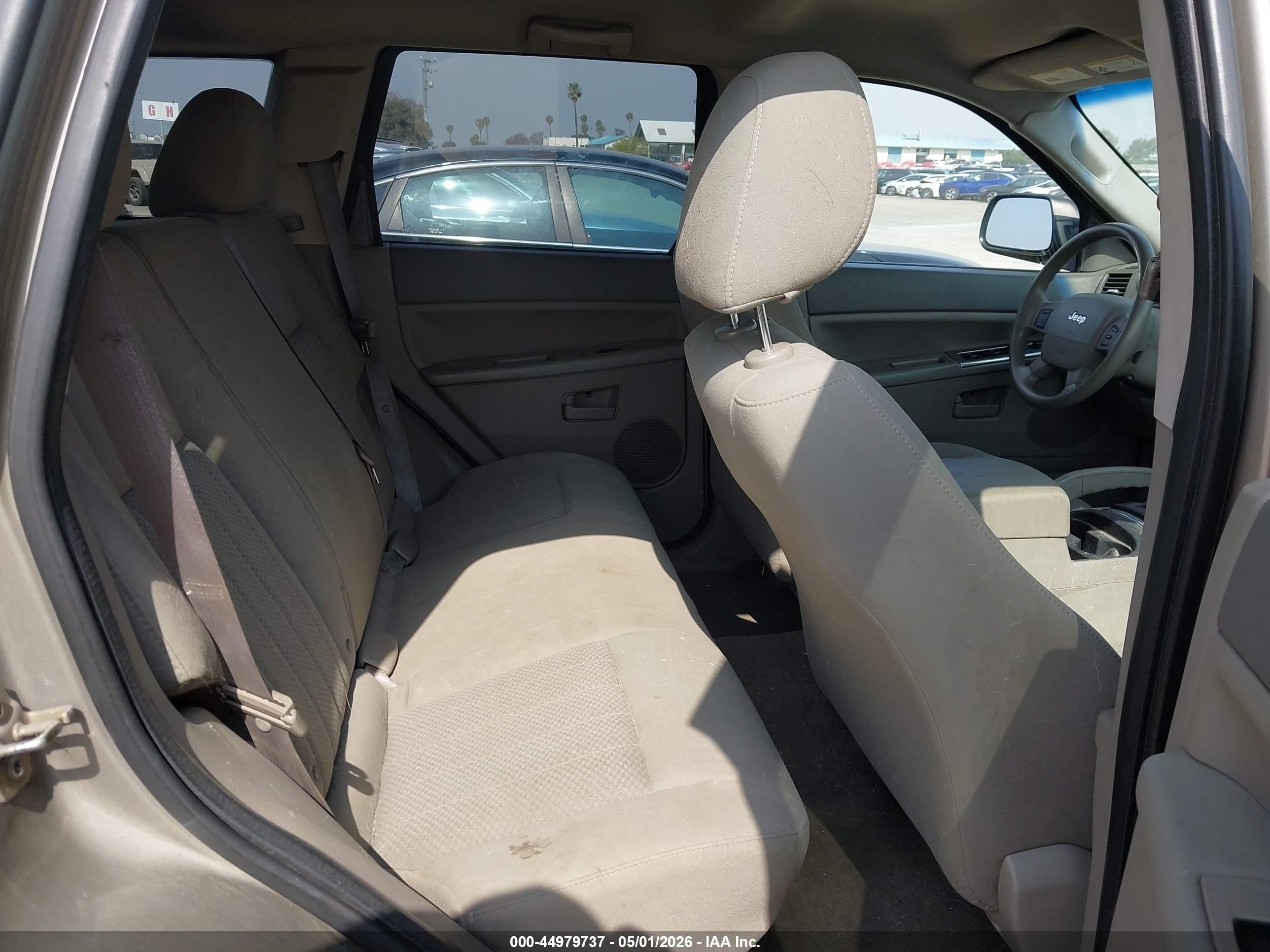 2005 Jeep Grand Cherokee Laredo Champagne vin: 1J4GR48K25C725830