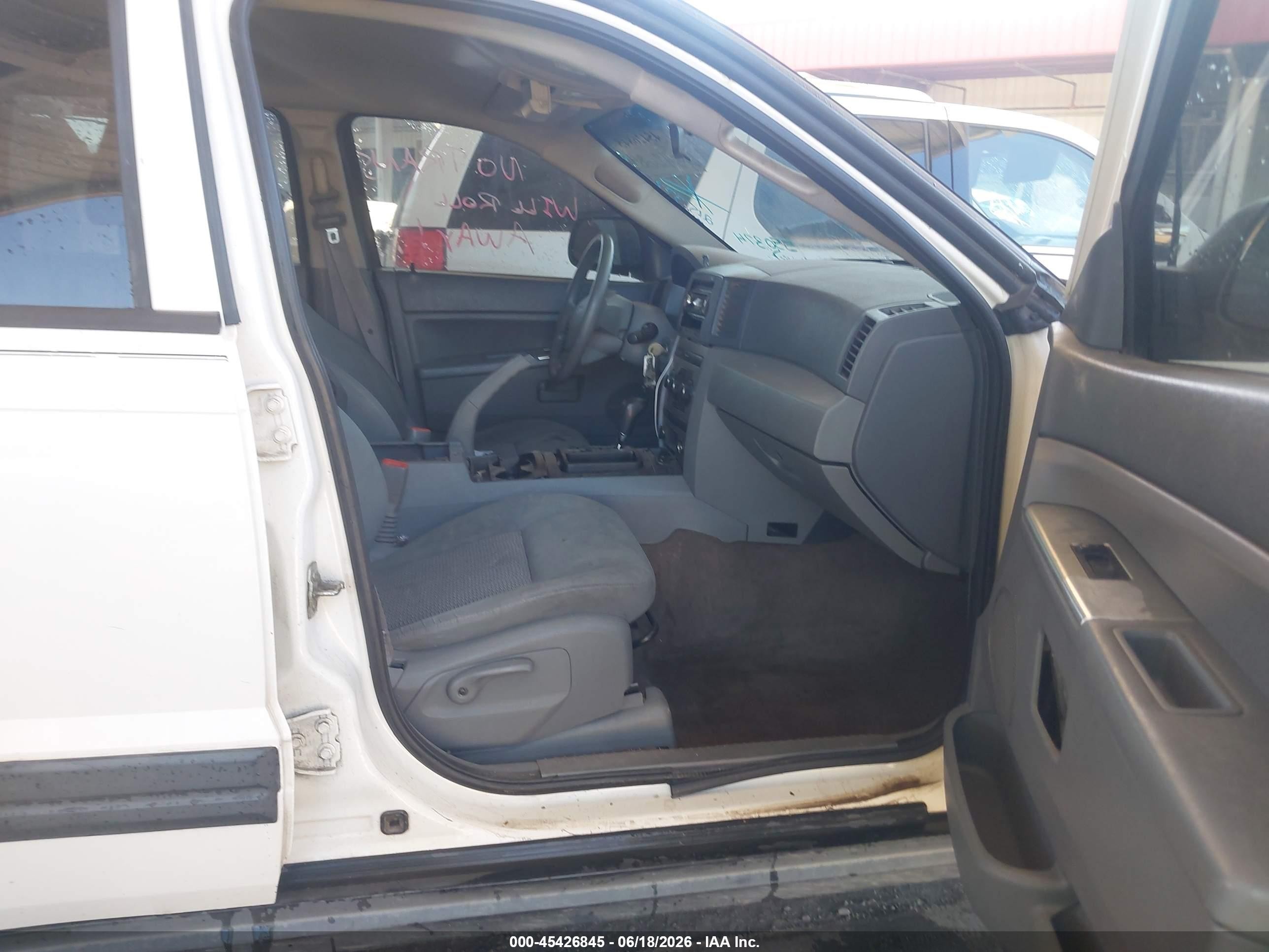 2005 Jeep Grand Cherokee Laredo White vin: 1J4GR48K35C550374