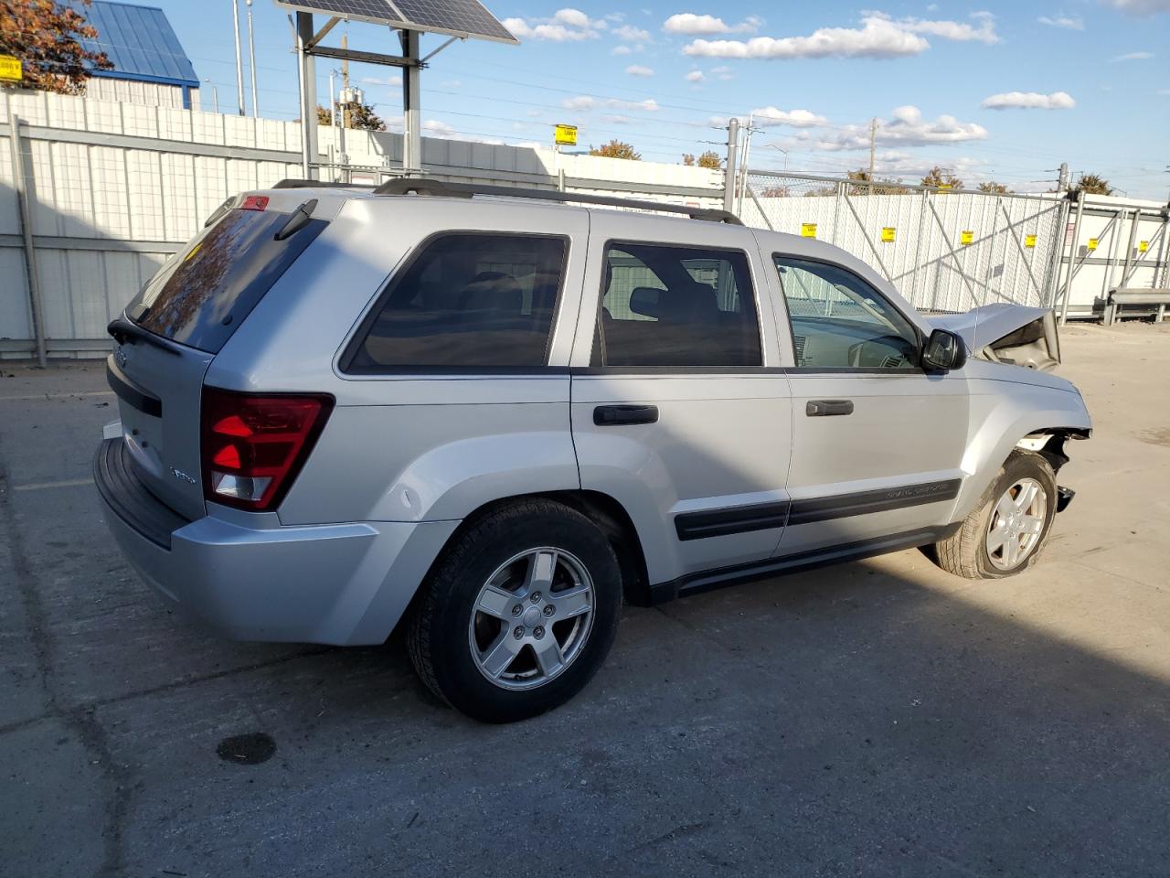 2005 Jeep Grand Cherokee Laredo Silver vin: 1J4GR48K35C634856