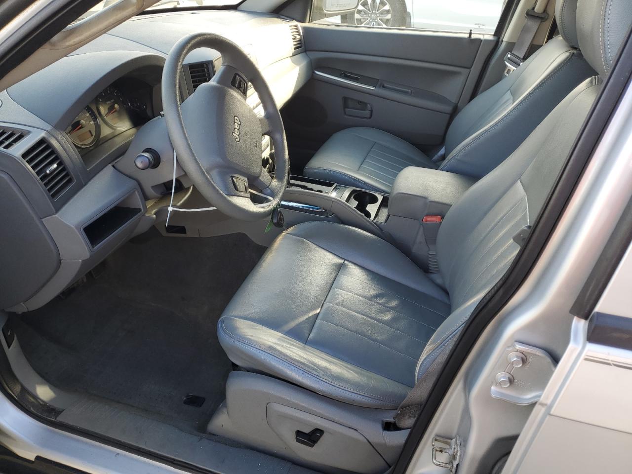 2005 Jeep Grand Cherokee Laredo Silver vin: 1J4GR48K35C634856