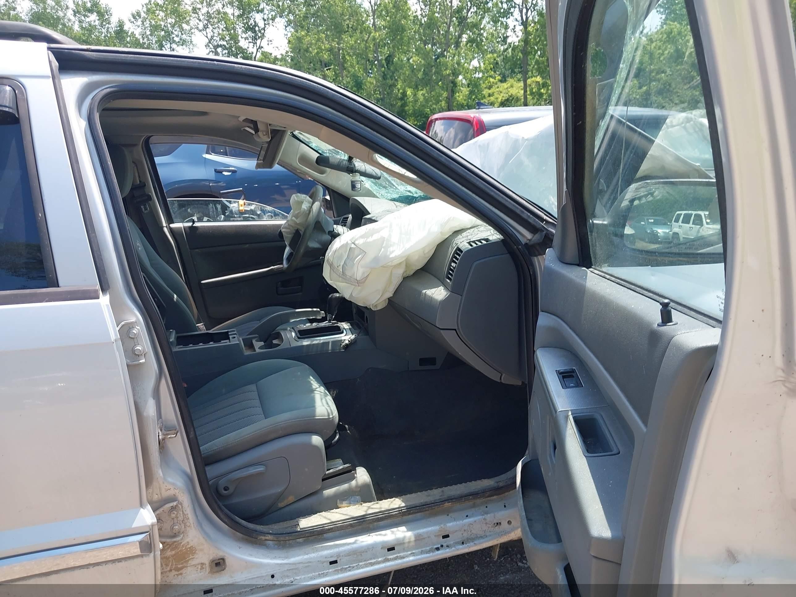 2006 Jeep Grand Cherokee Laredo Silver vin: 1J4GR48K56C321728
