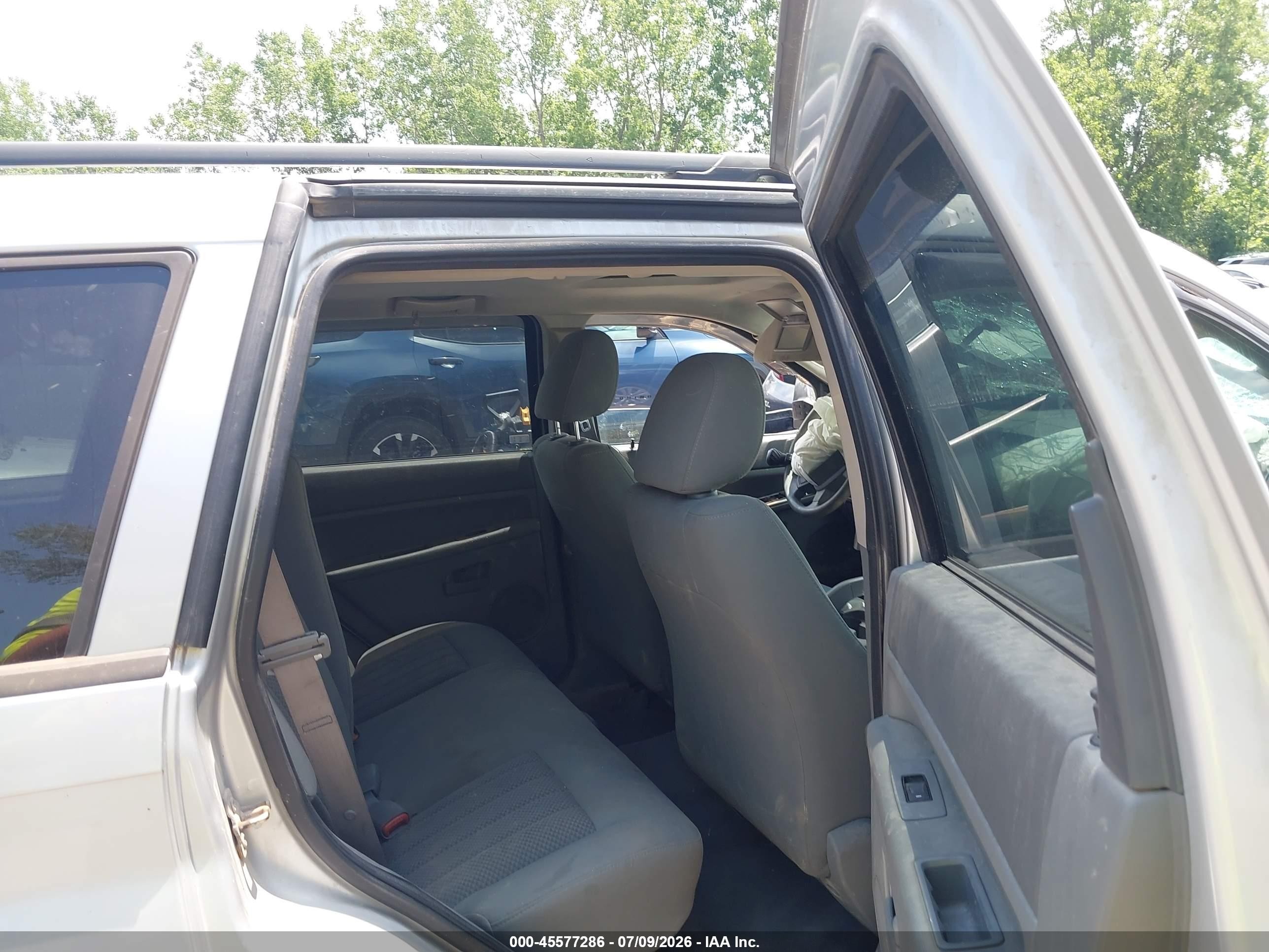 2006 Jeep Grand Cherokee Laredo Silver vin: 1J4GR48K56C321728