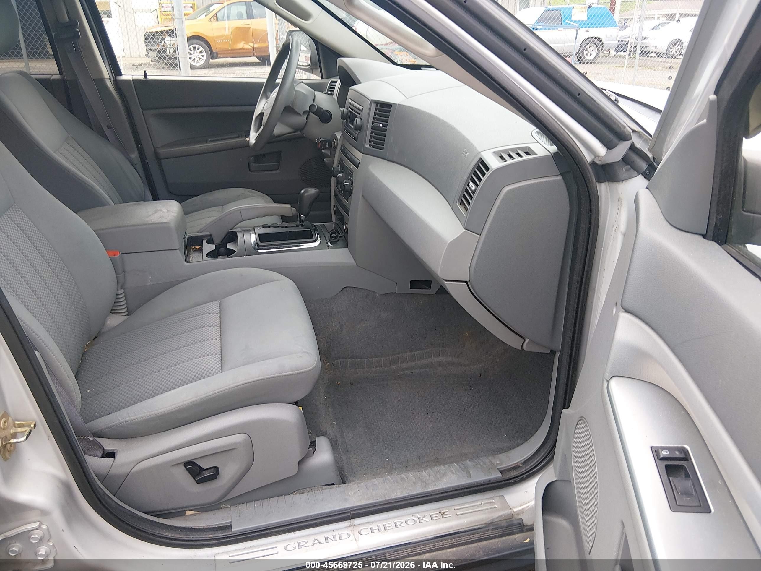 2005 Jeep Grand Cherokee Laredo Silver vin: 1J4GR48K75C509195