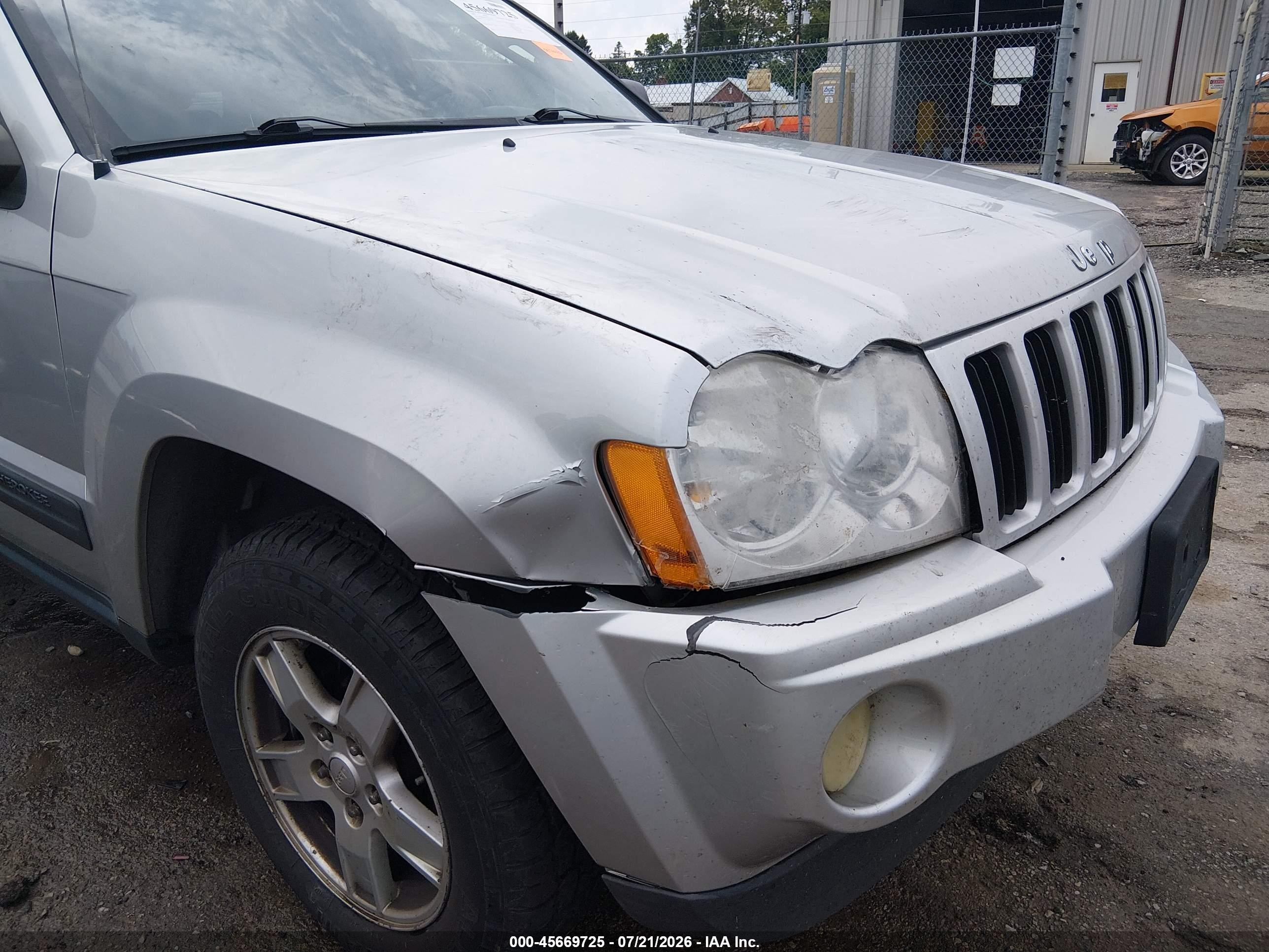 2005 Jeep Grand Cherokee Laredo Silver vin: 1J4GR48K75C509195
