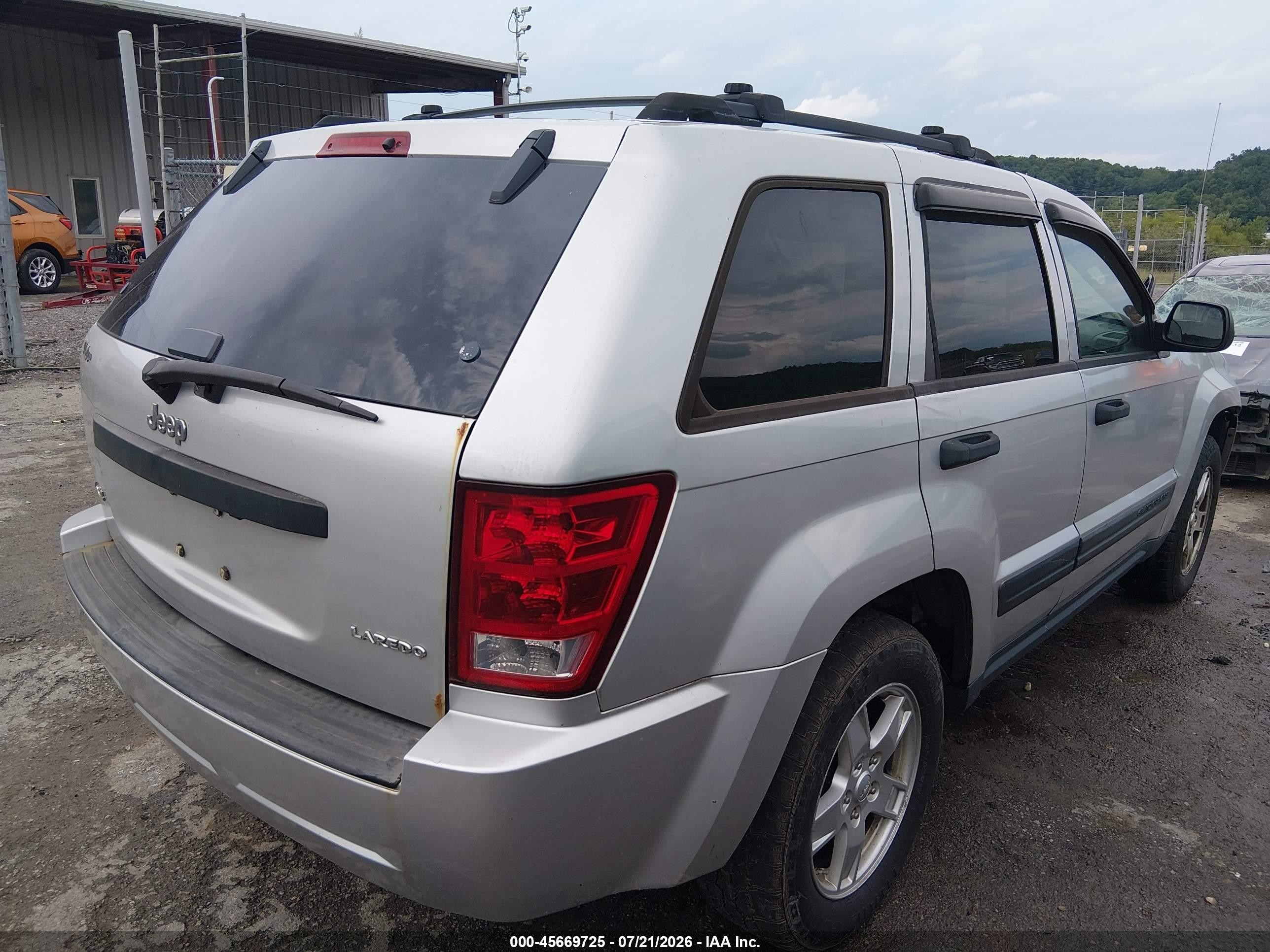 2005 Jeep Grand Cherokee Laredo Silver vin: 1J4GR48K75C509195