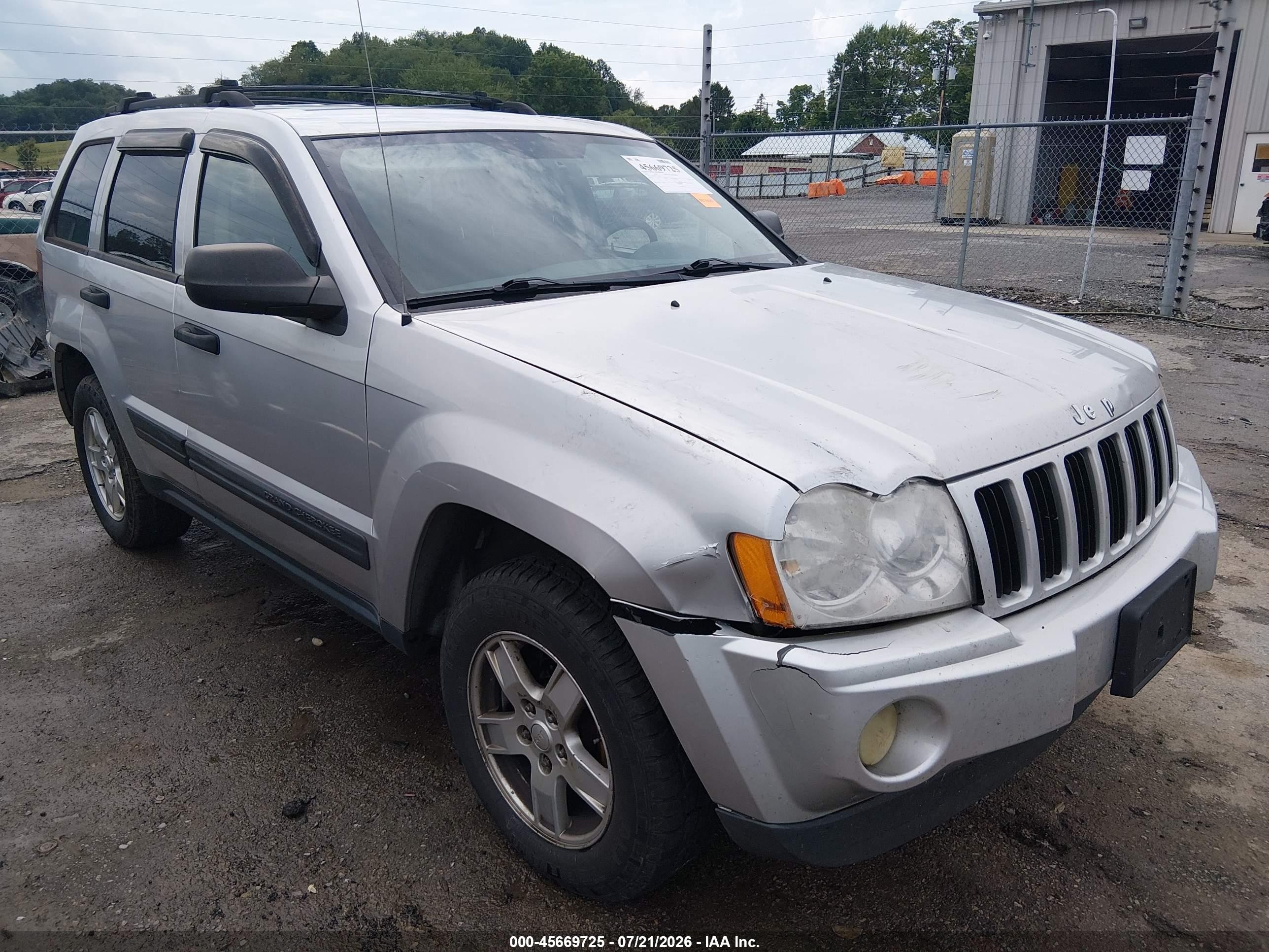 2005 Jeep Grand Cherokee Laredo Silver vin: 1J4GR48K75C509195