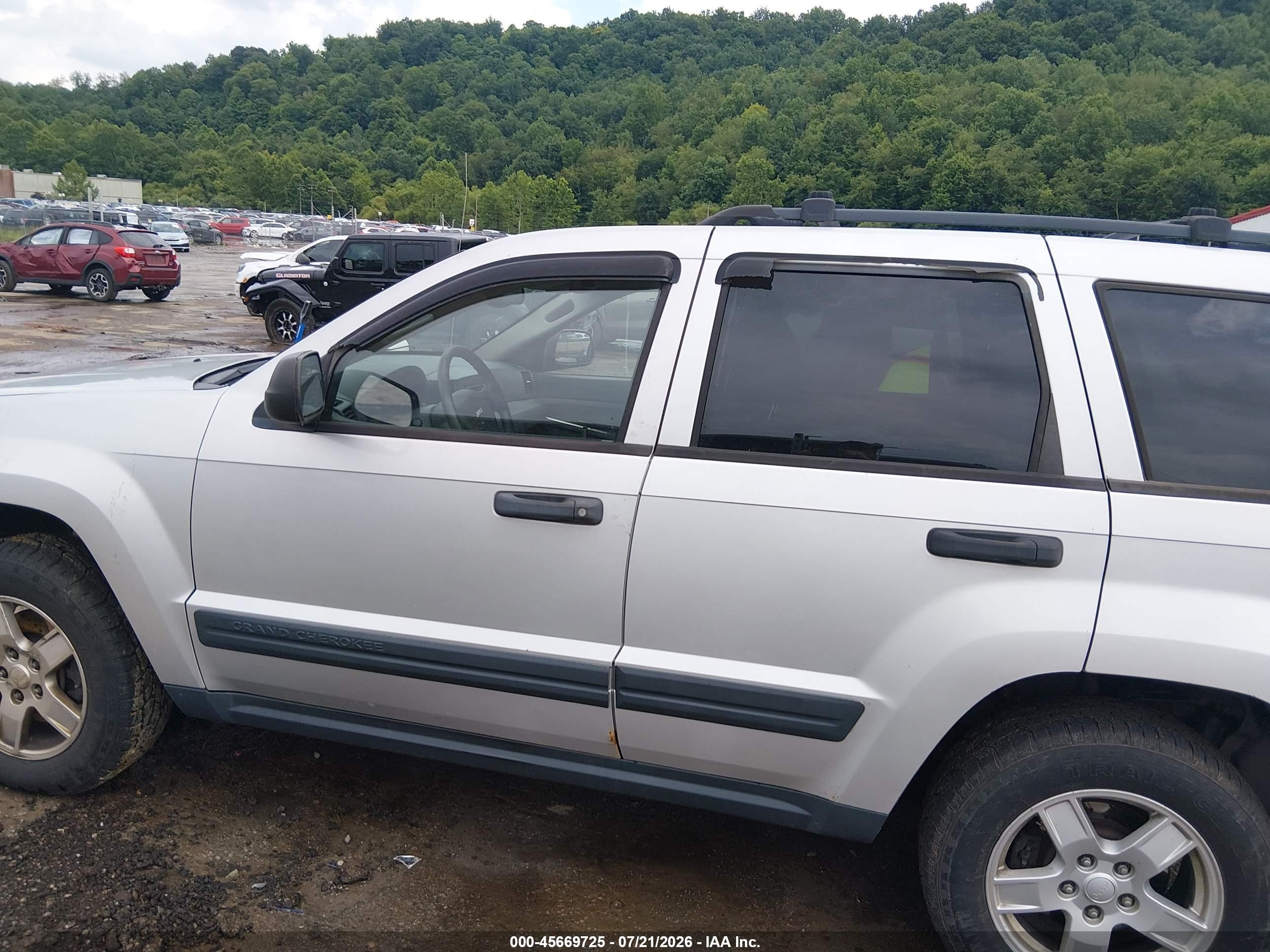 2005 Jeep Grand Cherokee Laredo Silver vin: 1J4GR48K75C509195