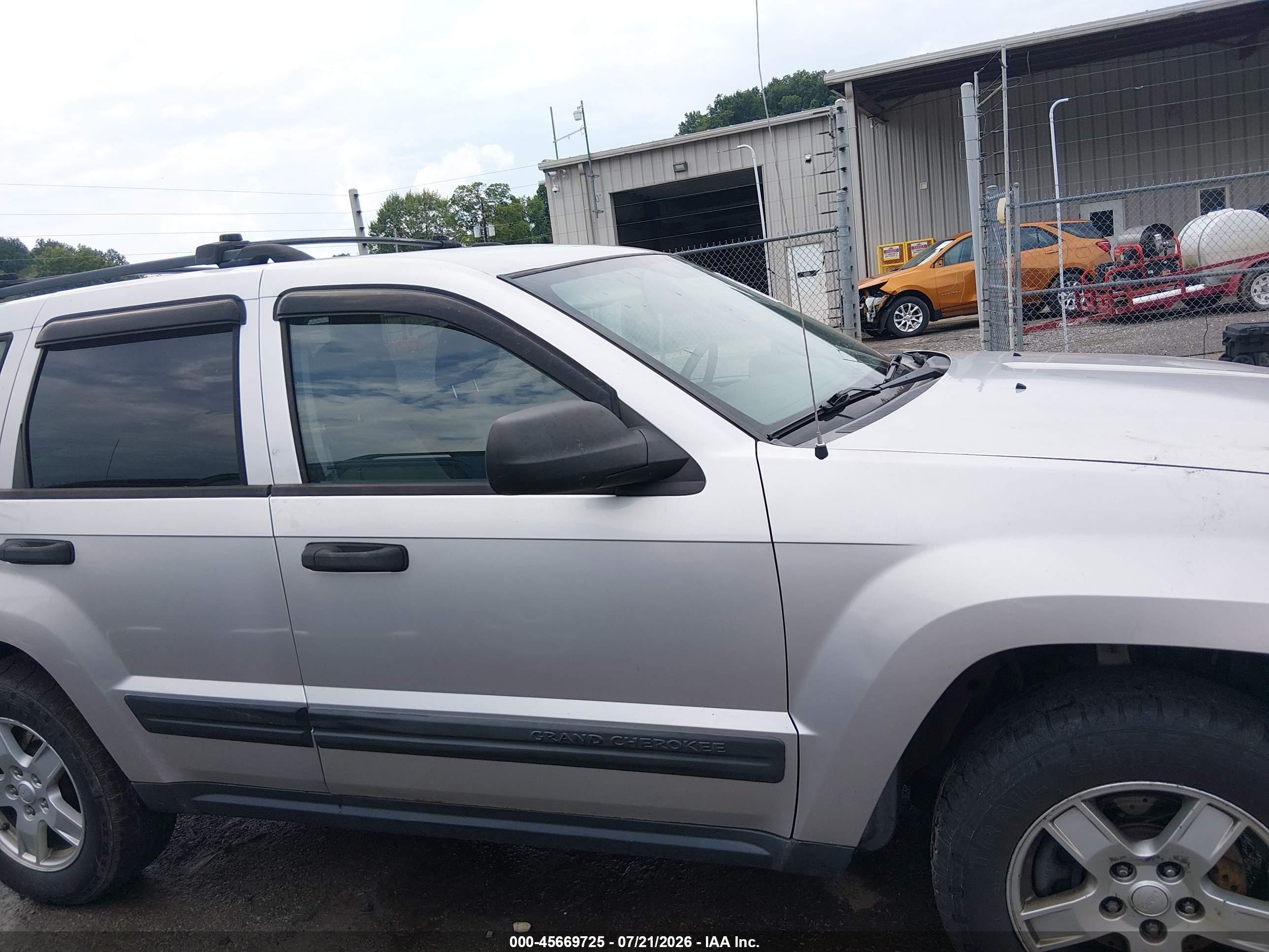 2005 Jeep Grand Cherokee Laredo Silver vin: 1J4GR48K75C509195