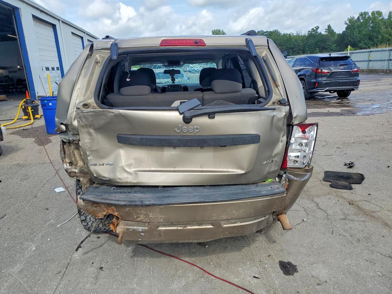 2005 Jeep Grand Cherokee Laredo Золотой vin: 1J4GR48K95C598929