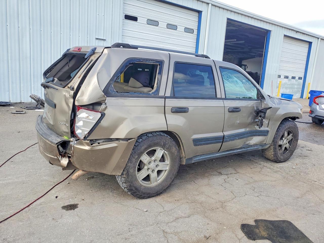 2005 Jeep Grand Cherokee Laredo Золотой vin: 1J4GR48K95C598929