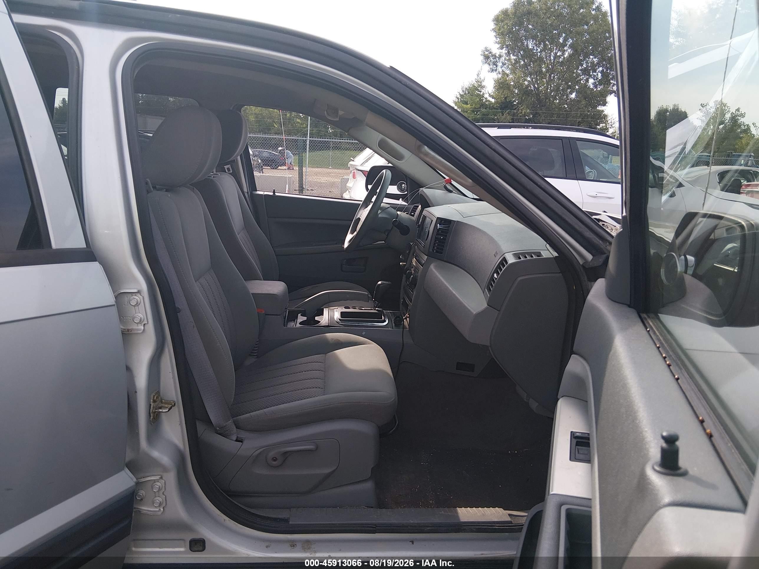 2005 Jeep Grand Cherokee Laredo Серебряный vin: 1J4GR48K95C714064