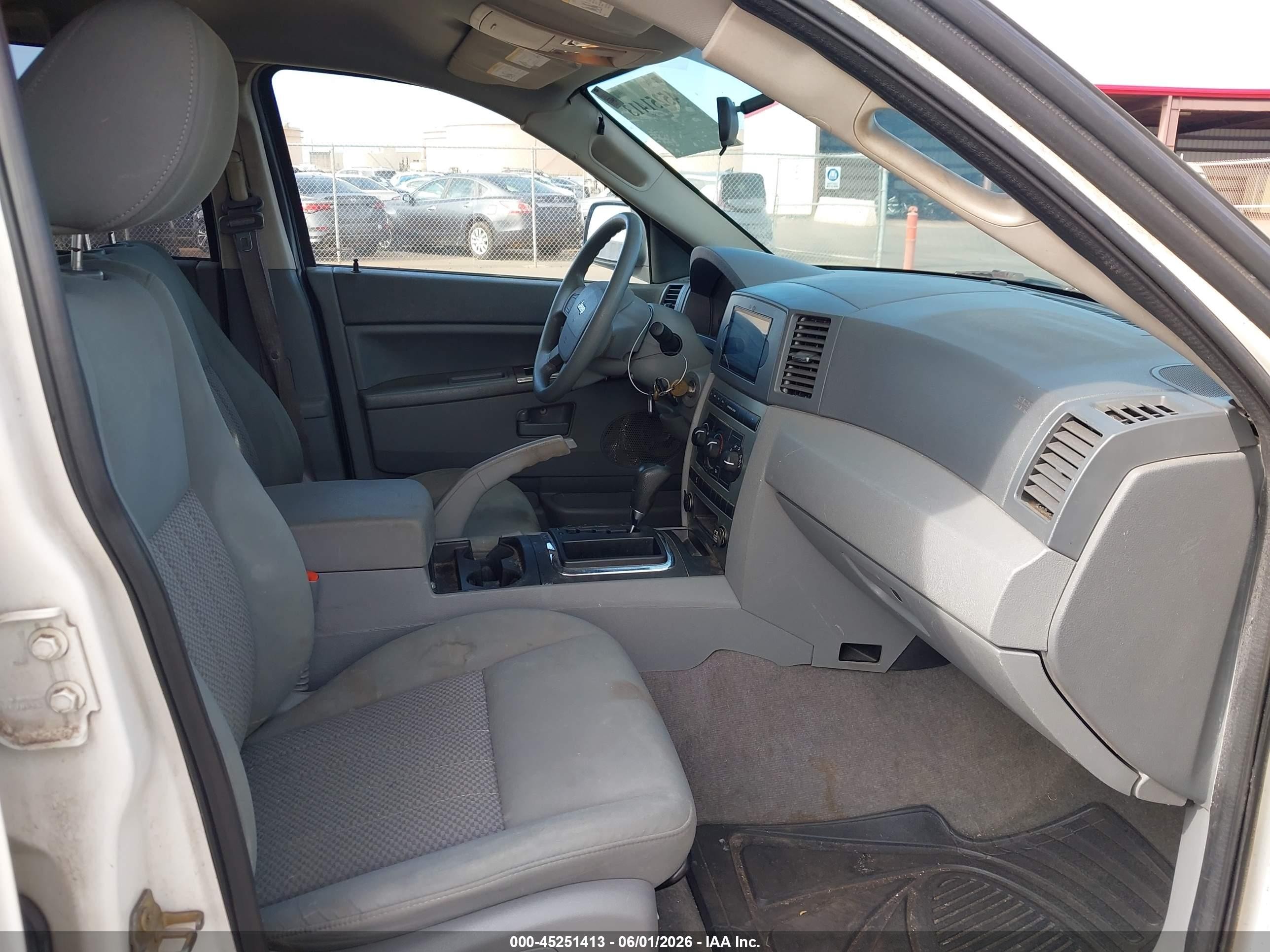 2005 Jeep Grand Cherokee Laredo White vin: 1J4GR48KX5C722352
