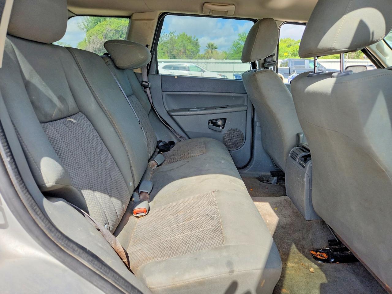 2005 Jeep Grand Cherokee Laredo Silver vin: 1J4GS48K25C689805