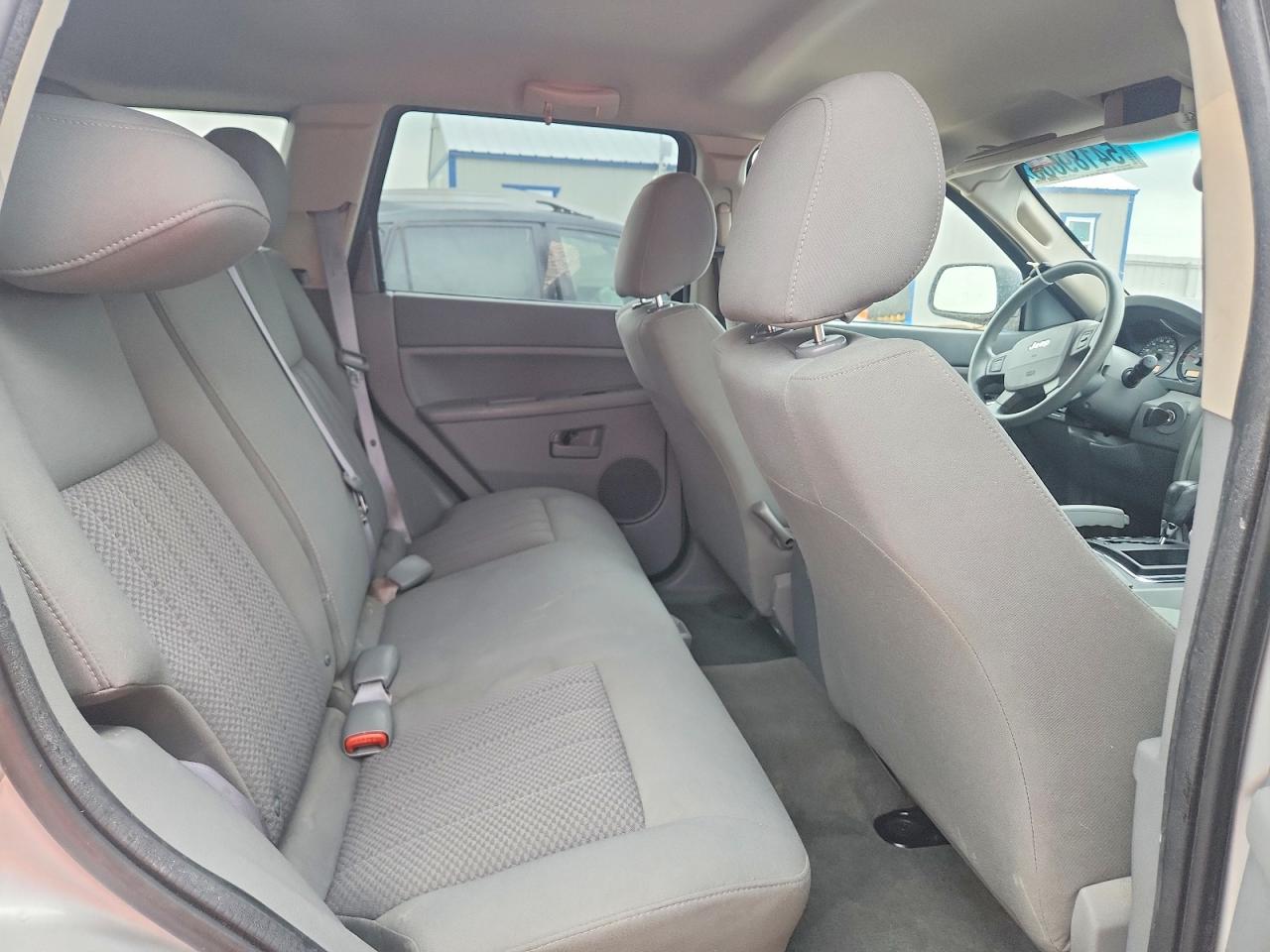 2005 Jeep Grand Cherokee Laredo Silver vin: 1J4GS48KX5C676218