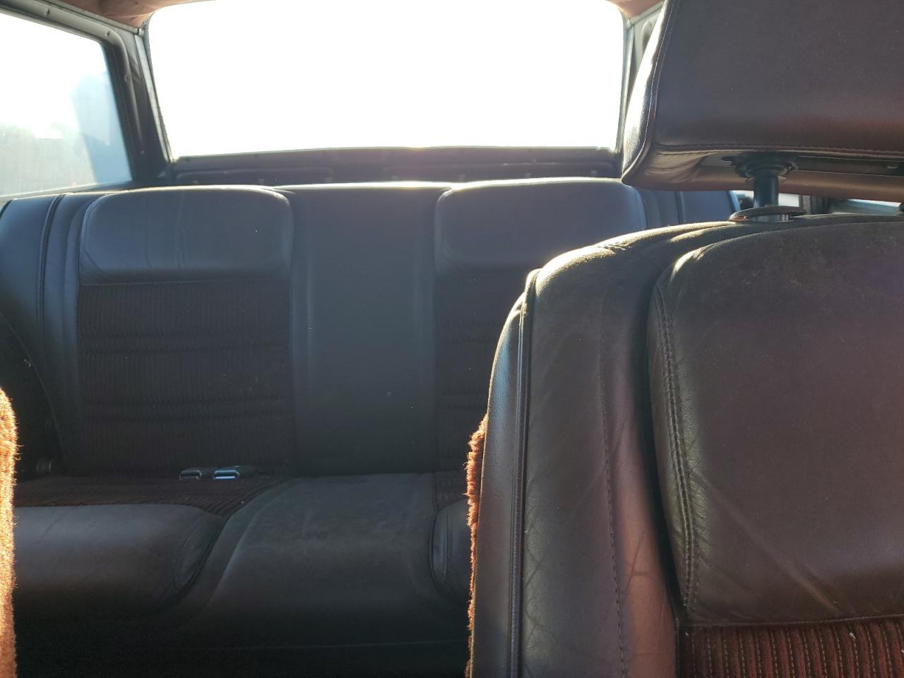 1989 Jeep Grand Wagoneer    Two Tone vin: 1J4GS5875KP107198