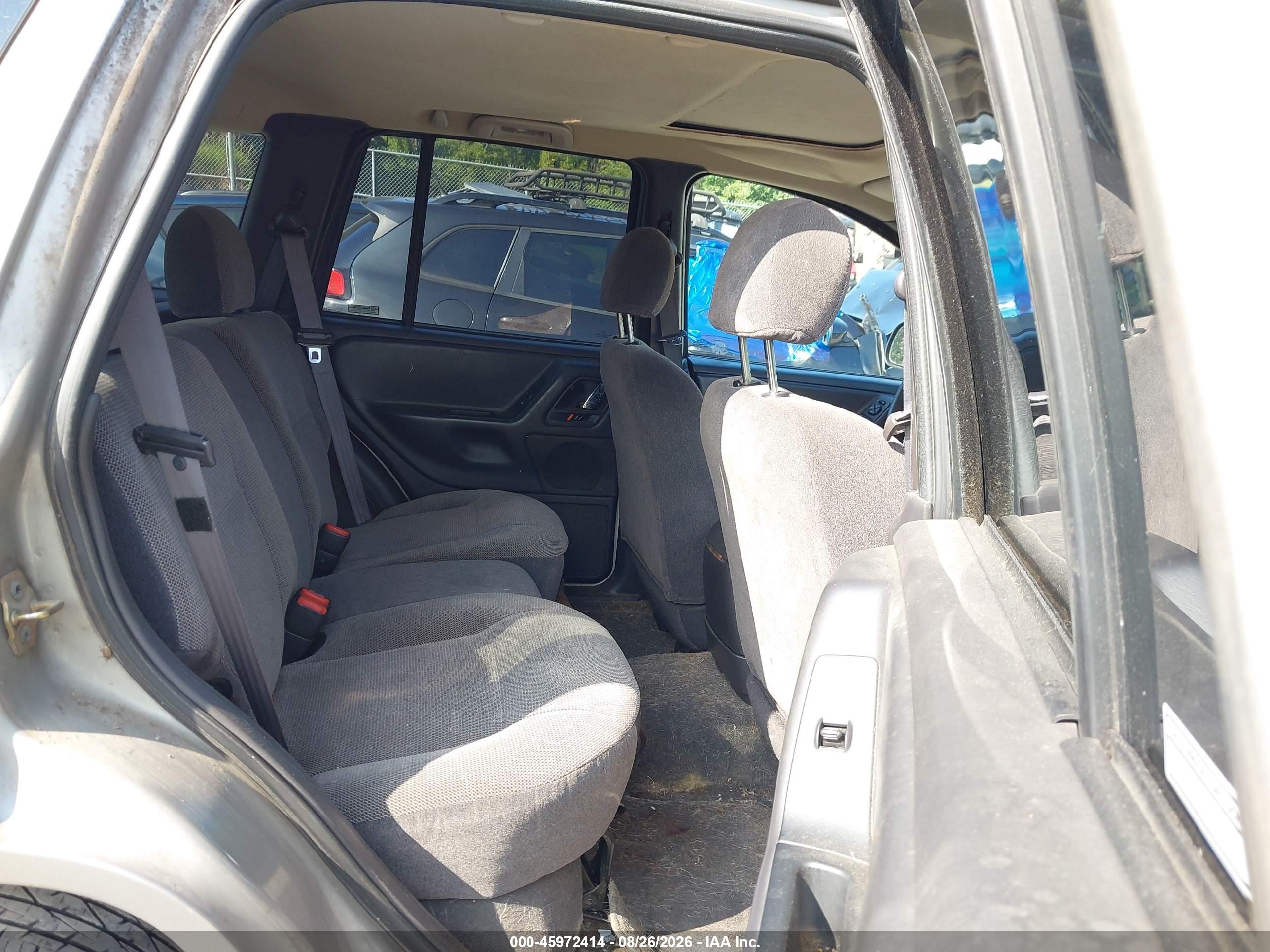 2000 Jeep Grand Cherokee Laredo Gold vin: 1J4GW48N0YC106196