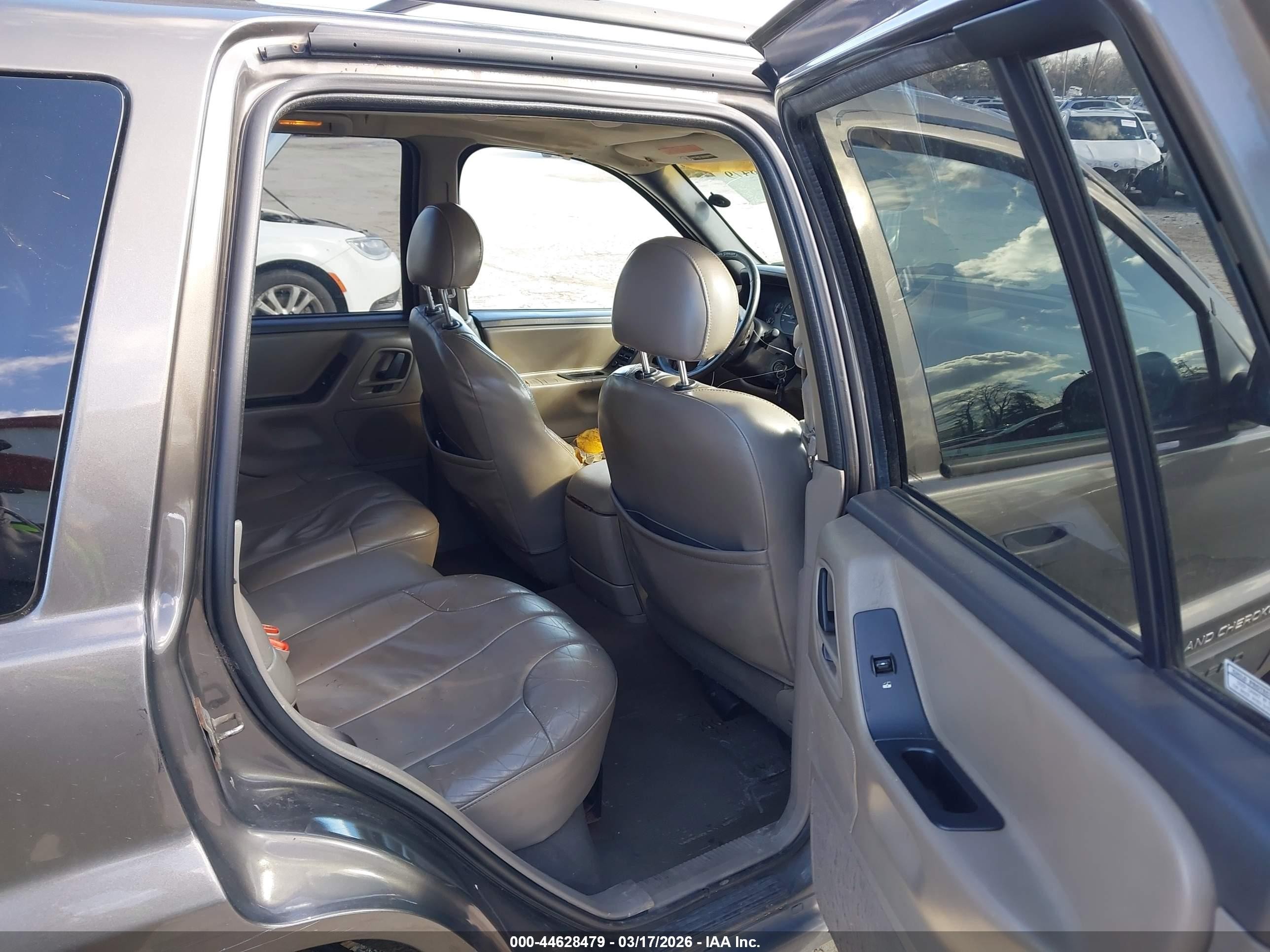 1999 Jeep Grand Cherokee Laredo Серый vin: 1J4GW58SXXC609972