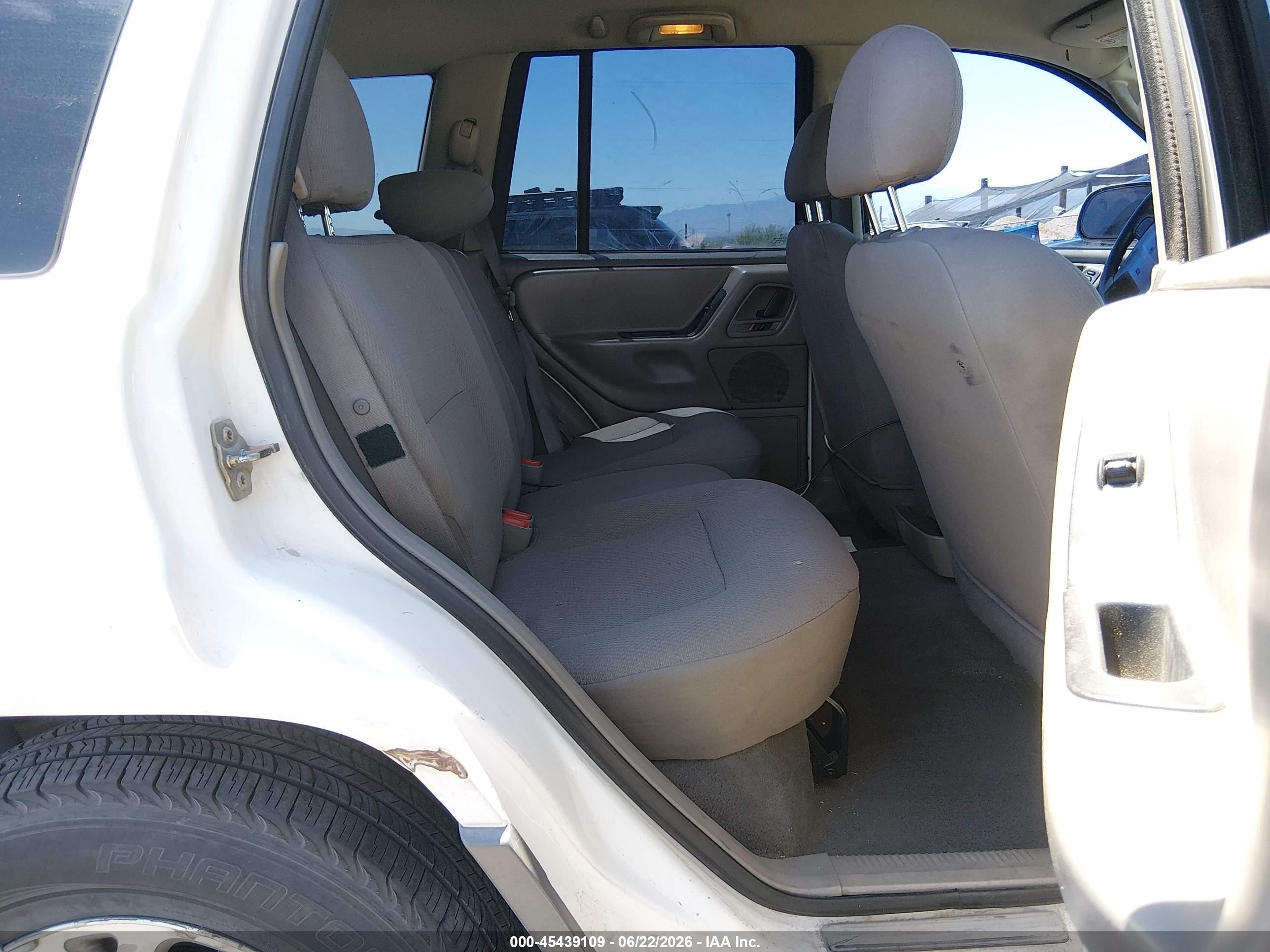 2002 Jeep Grand Cherokee Laredo White vin: 1J4GX48S22C224731