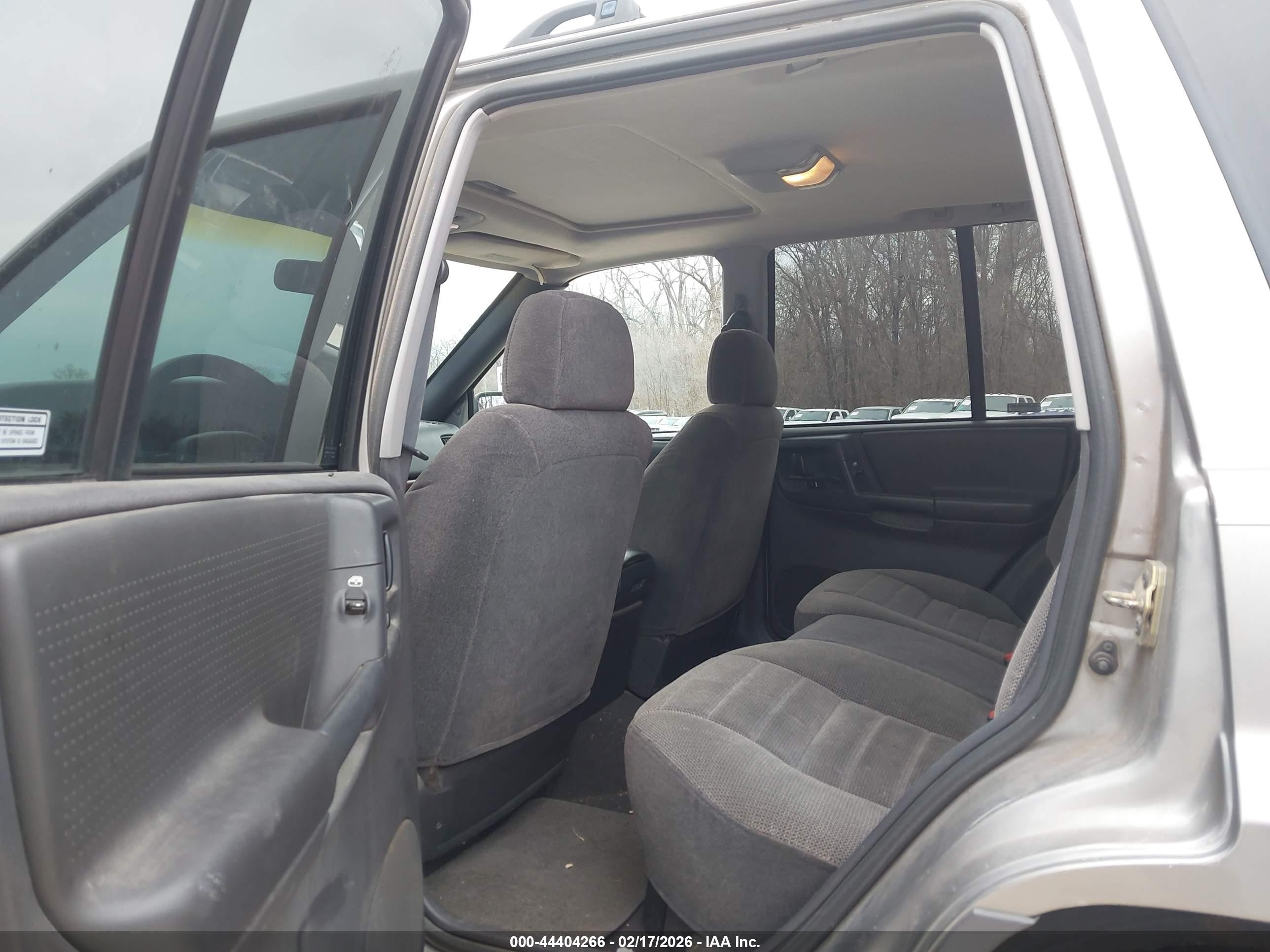 1998 Jeep Grand Cherokee Laredo Silver vin: 1J4GZ58S1WC115490